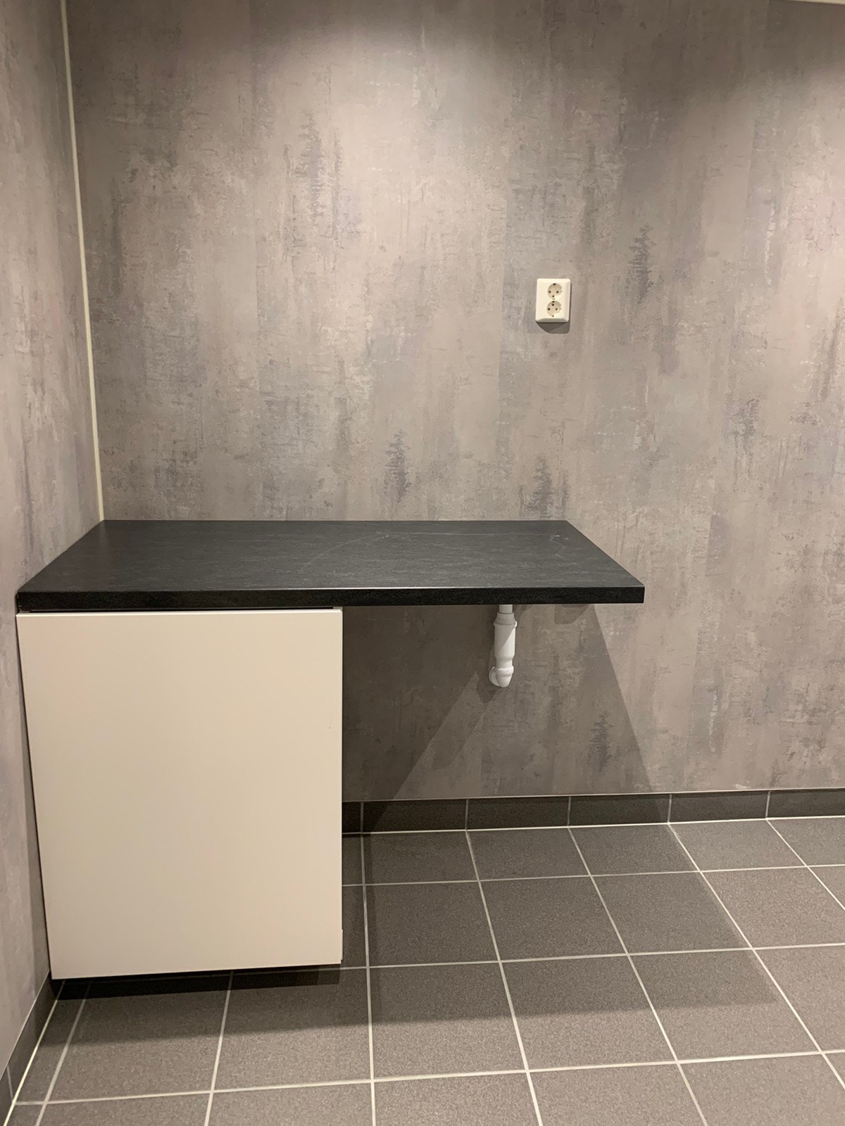 Varmtvannsbereder i skap og plass til vaskemaskin under benk, evnt. tørketrommel ved siden av. Galleribilde