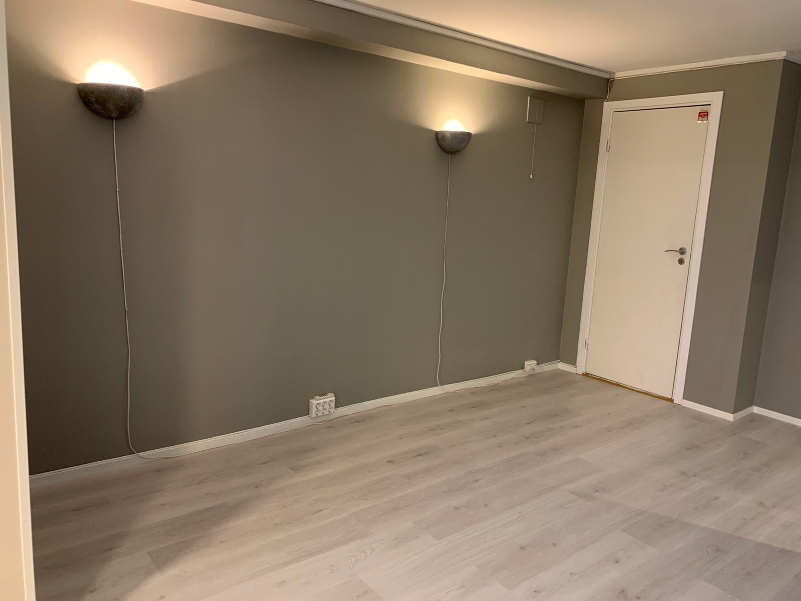 Stue med god plass, nå malt i lysere toner og montert opp flotte lysskinner i taket. Bod på baksiden av hvit dør Galleribilde