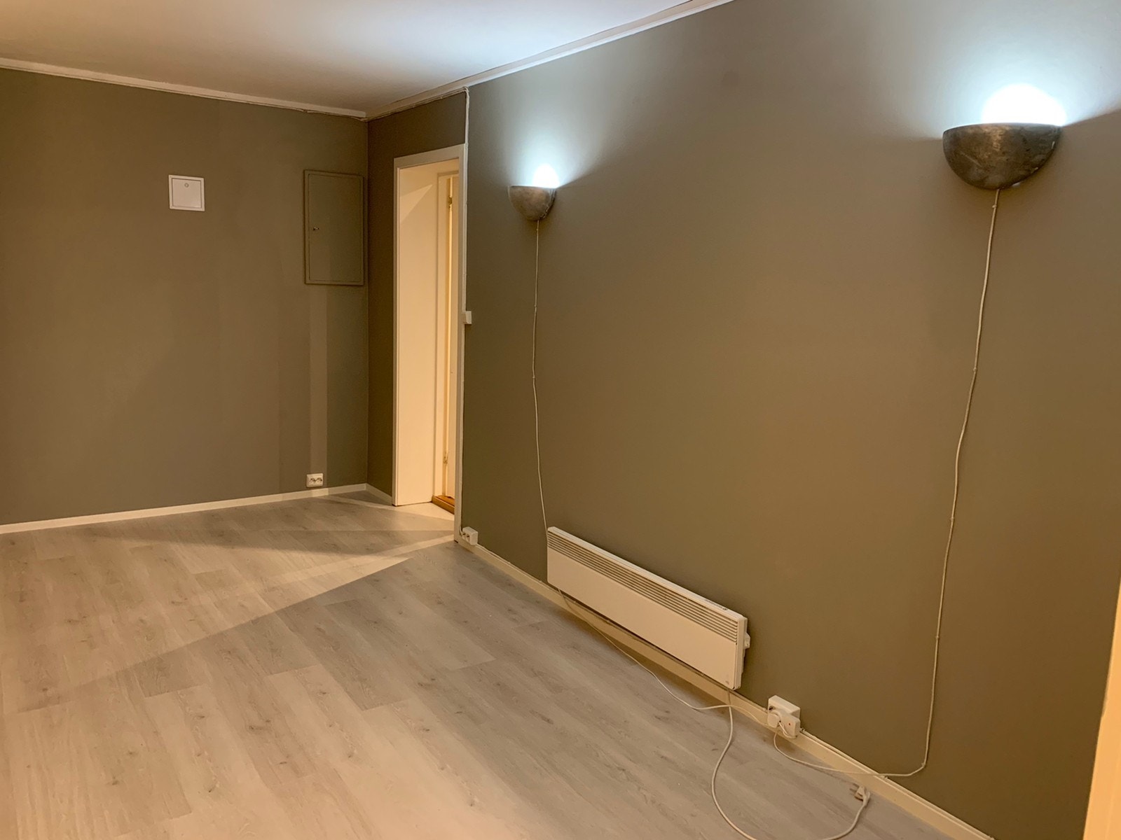 Dør inn til bad fra stue. Grå vegg nå malt i lysere toner med flotte lysskinner i taket Galleribilde