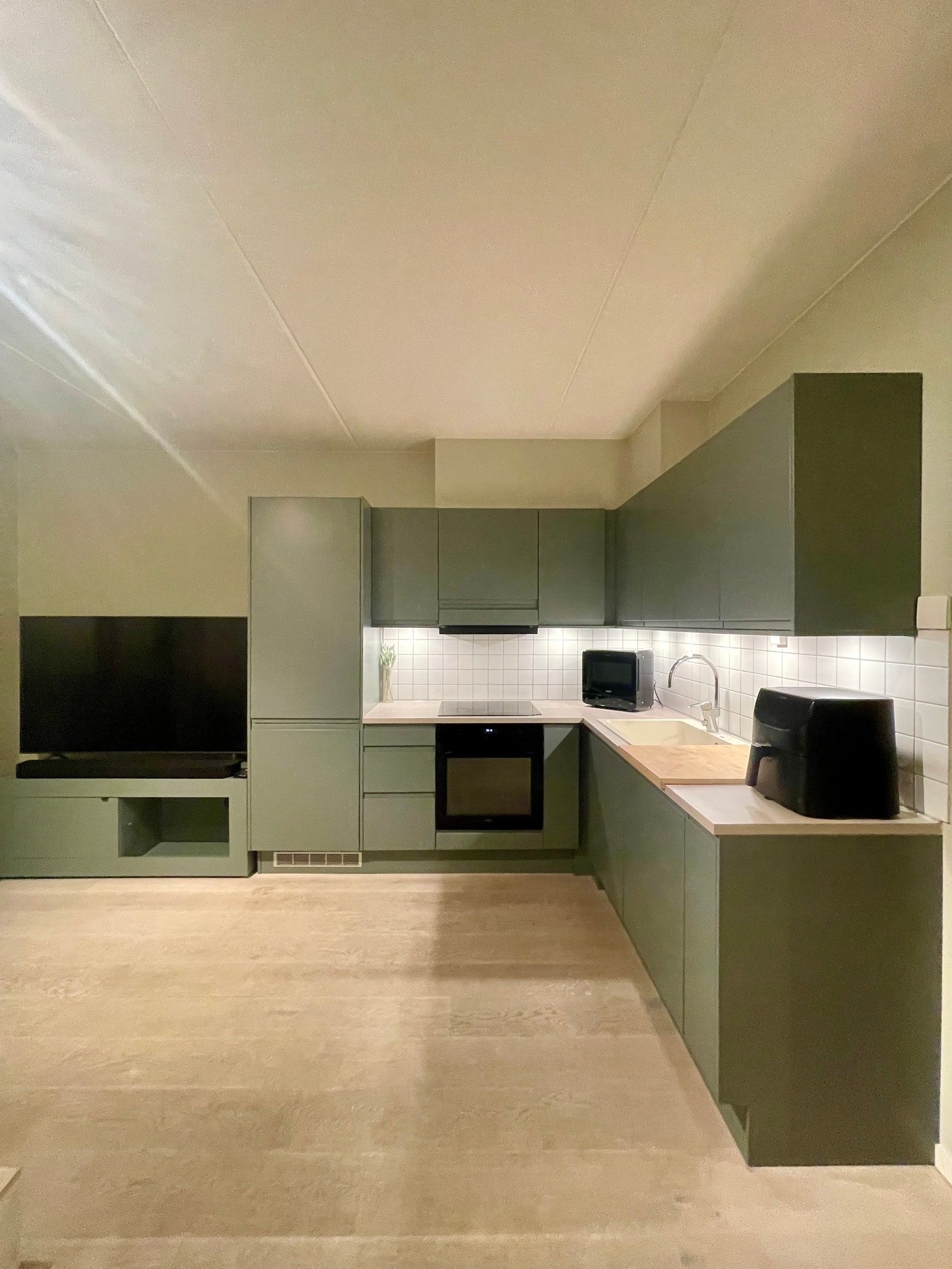 Integrert Sigdal-kjøkken med Electrolux og Grundig-hvitevarer, samt komplett servise. Galleribilde