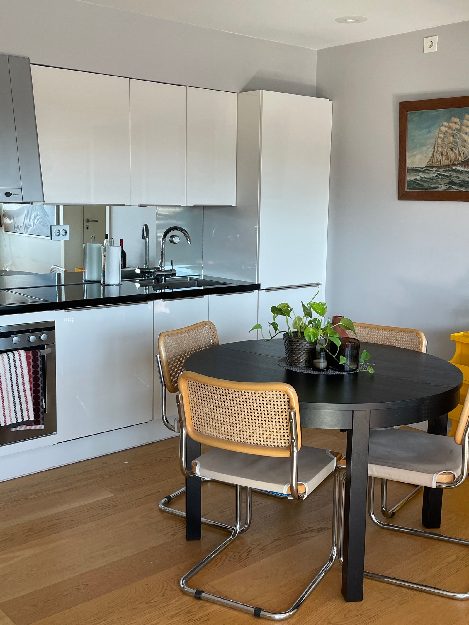 Hvit høyglans kjøkkeninnredning Galleribilde