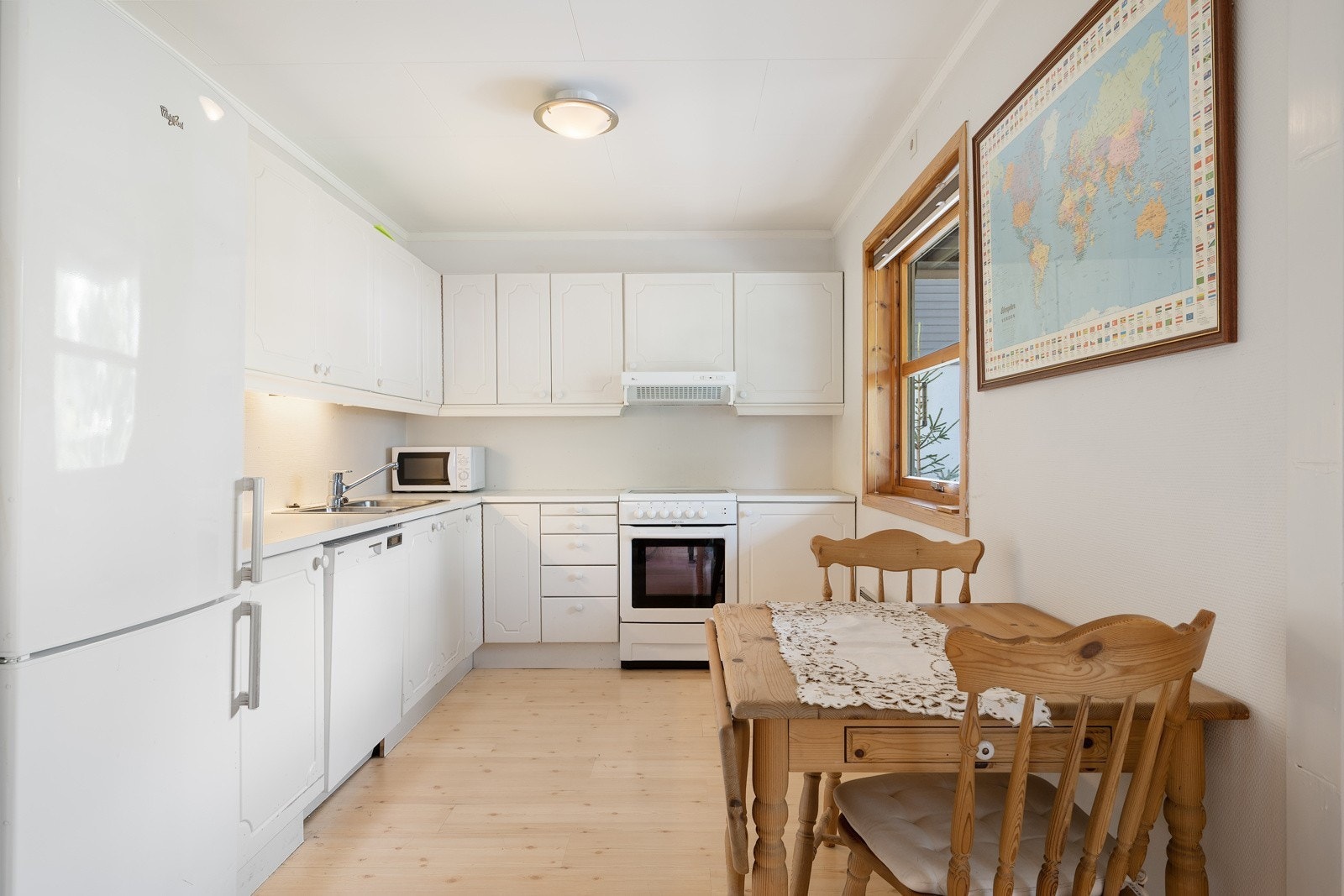 Bilde fra før oppussing. Nytt kjøkken er installert og vegger er malt. Galleribilde