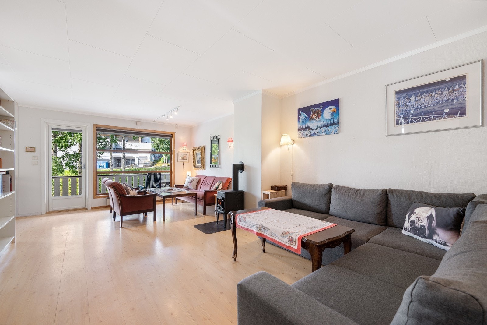 Bilde fra før oppussing. Nytt gulv og malte vegger. Galleribilde