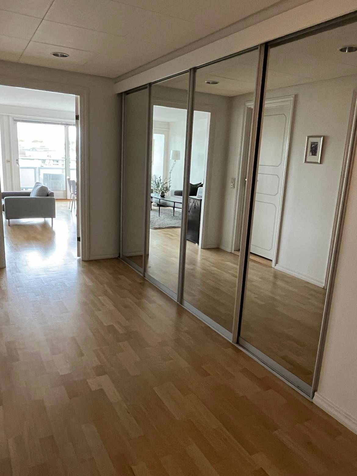 Hall med garderobe Galleribilde