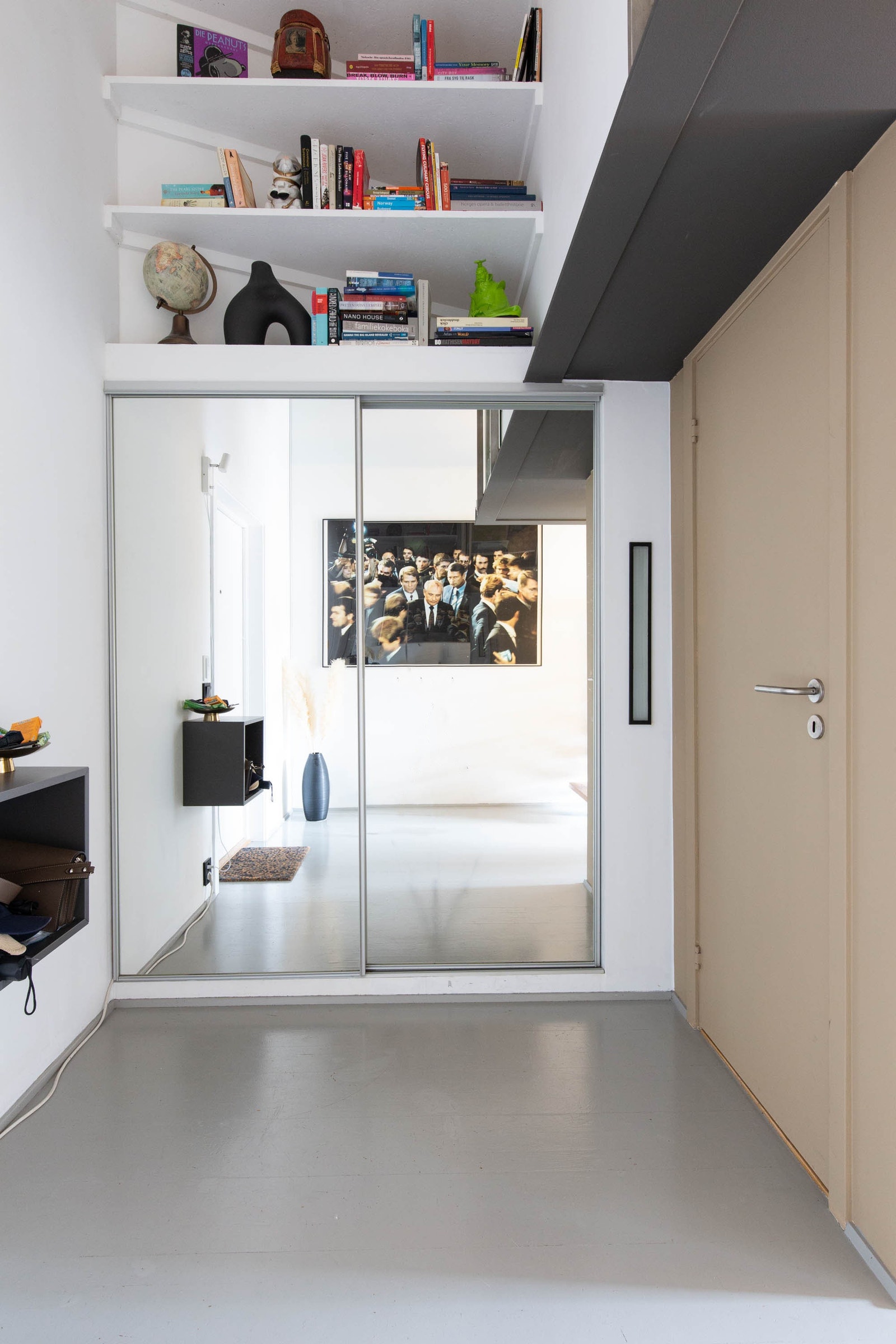 stor garderobe i entreen/large wardrobe in entrance Galleribilde