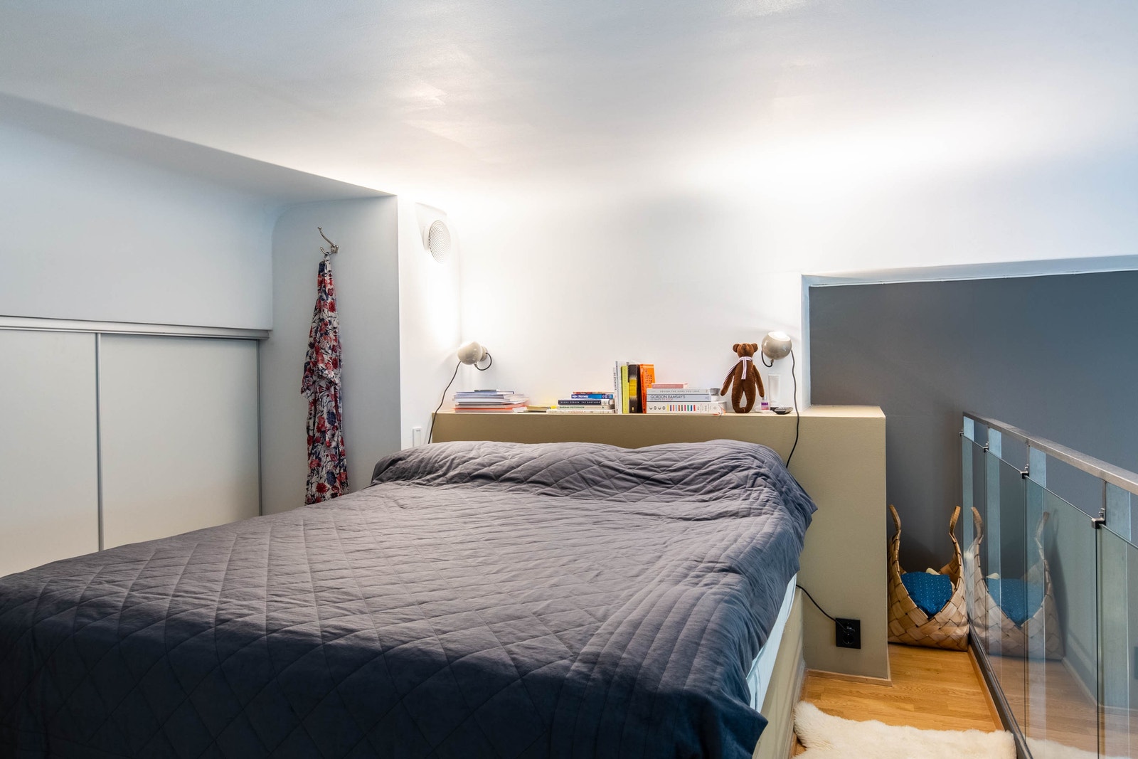 komfortabel queen-size seng / comfortable queen size bed Galleribilde