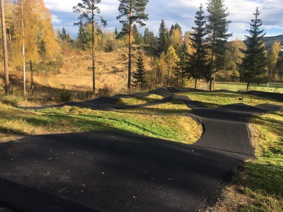 Den nye og flotte sykkelbanen på "Puttemyra" ligger rett ved. Galleribilde