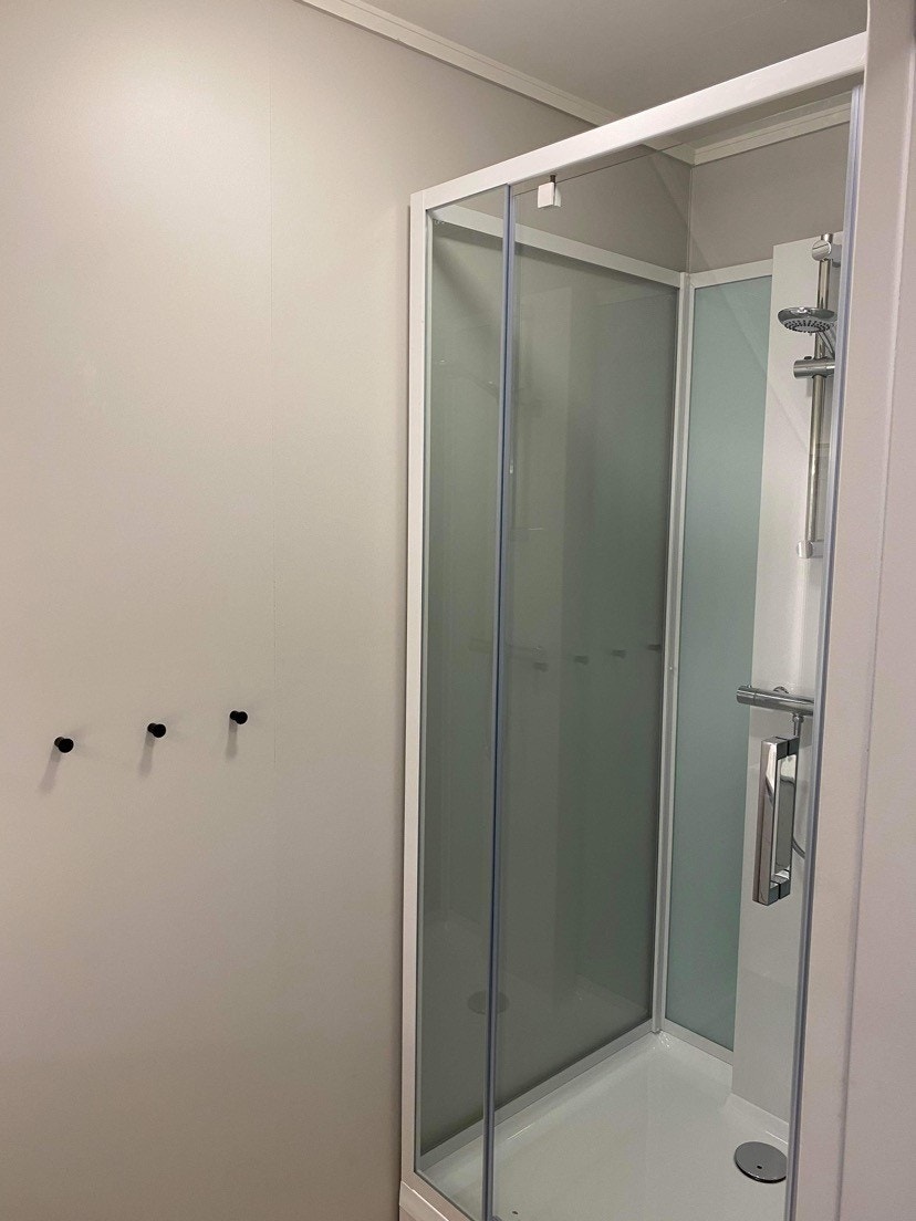Bad med dusjkabinett Galleribilde