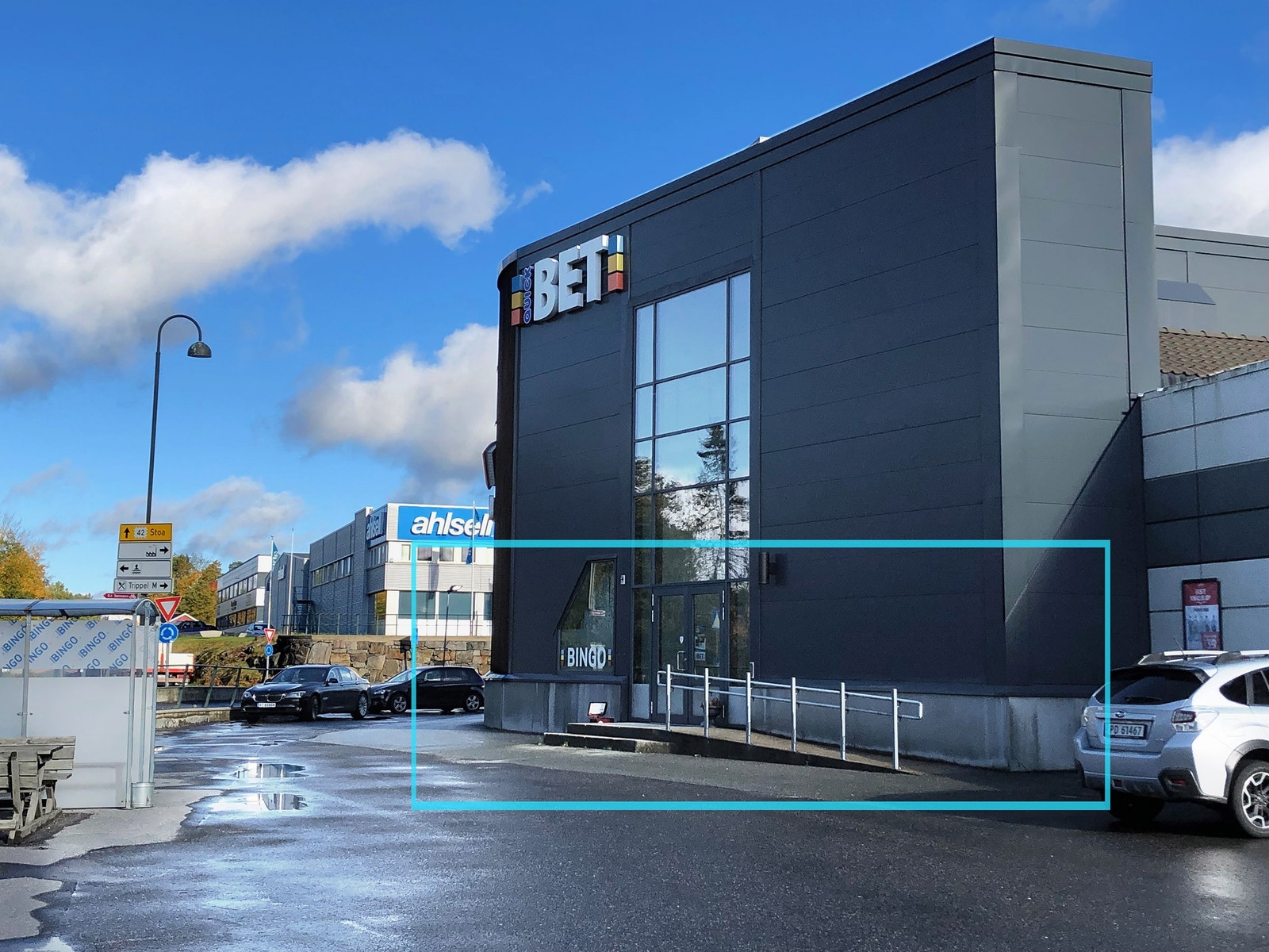 Inngangsparti med rampe for rullestol Galleribilde