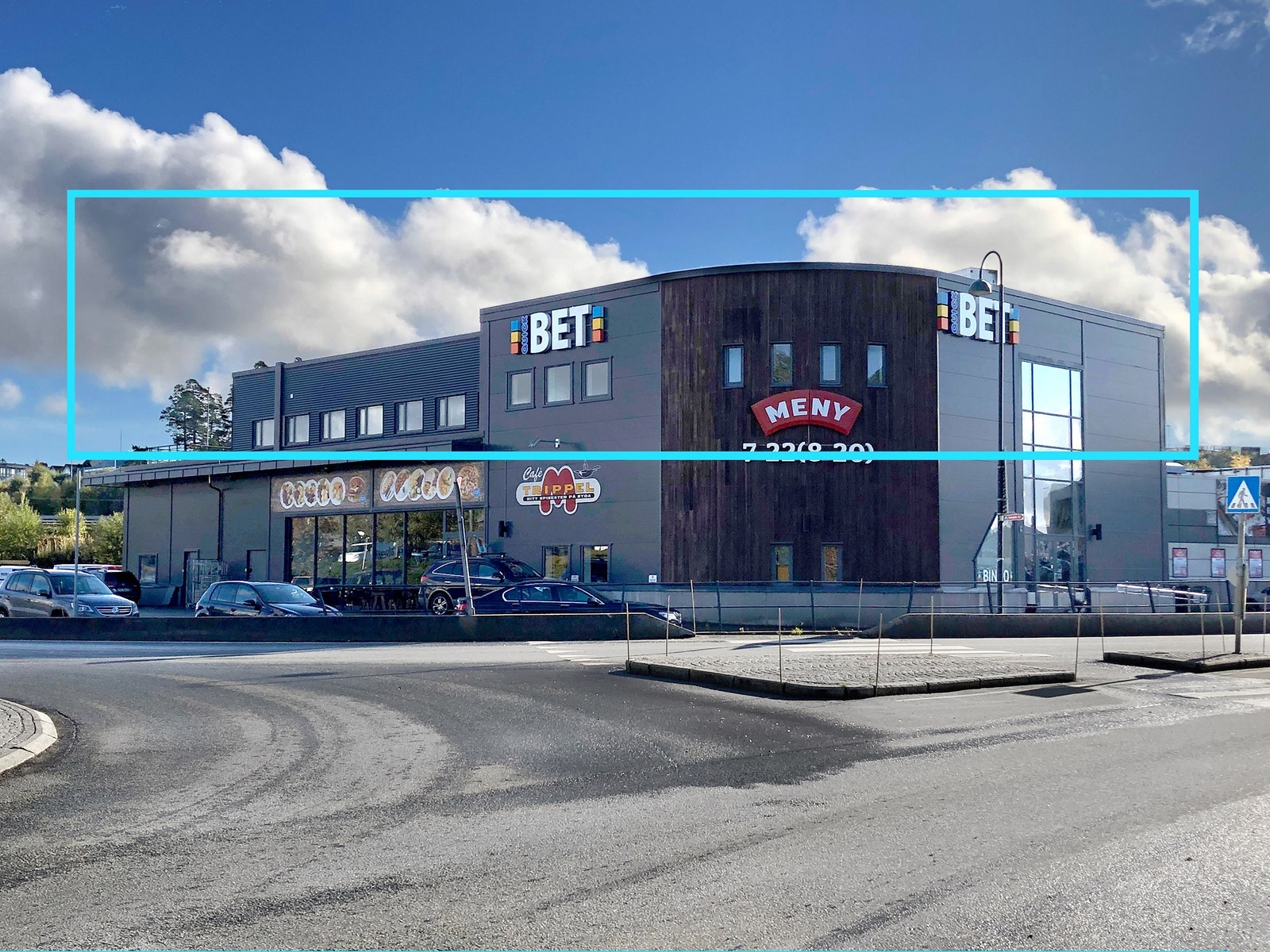 Lokalene er på én flate i øverste etasje, egen inngang på baksiden av bygget og med god plass for eksponeringsmulighet mot Sørsvannveien Galleribilde