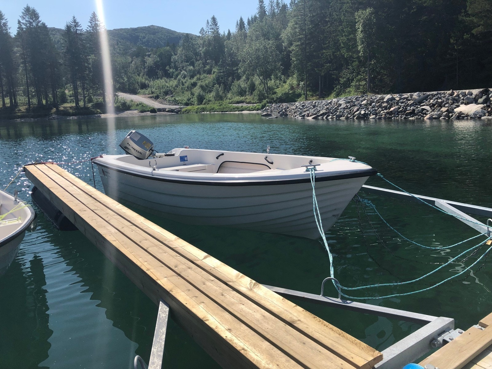 Båt og båtplass kan leies i tillegg. Galleribilde