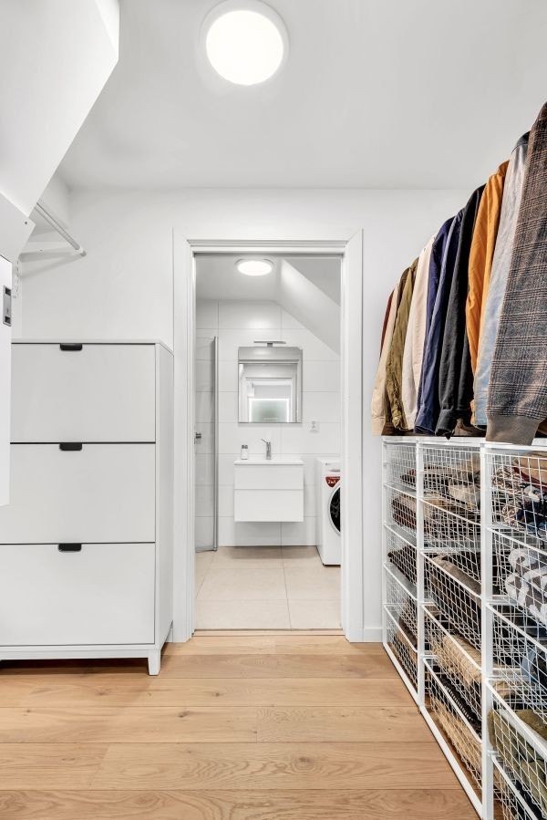 Romslig walk in closet Galleribilde