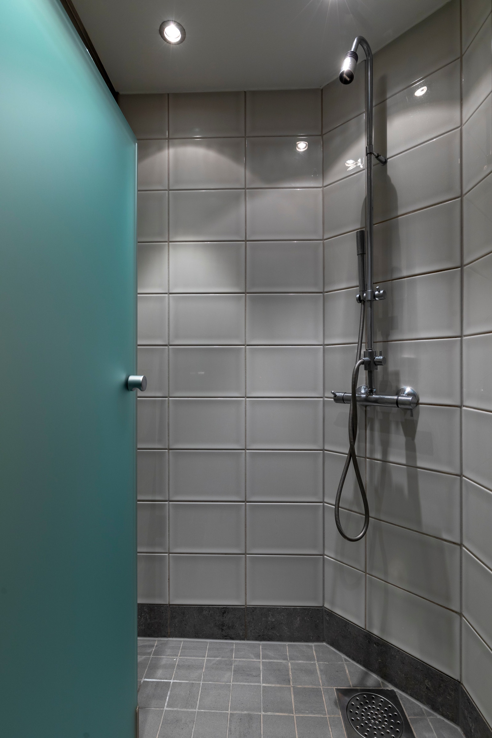 Stort og deilig dusjhjørne med veggmontert hånddusj og regnfallsdusj. Galleribilde