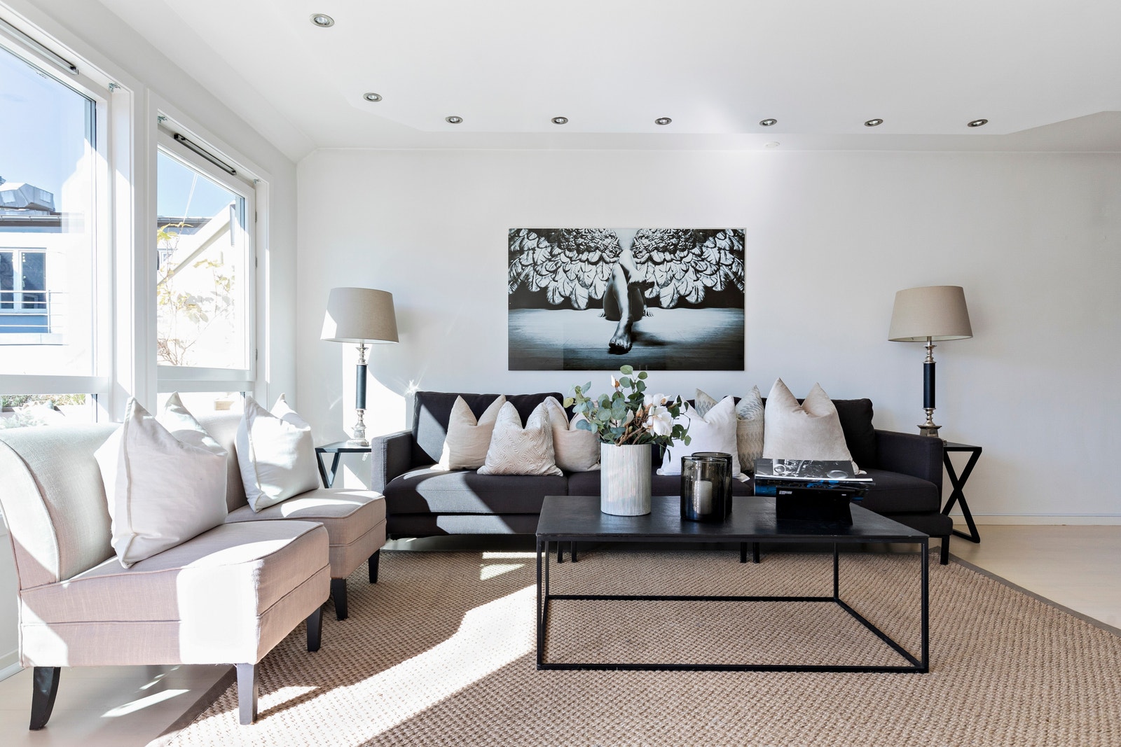 Lysmalte overflater og parkett på gulv. Galleribilde