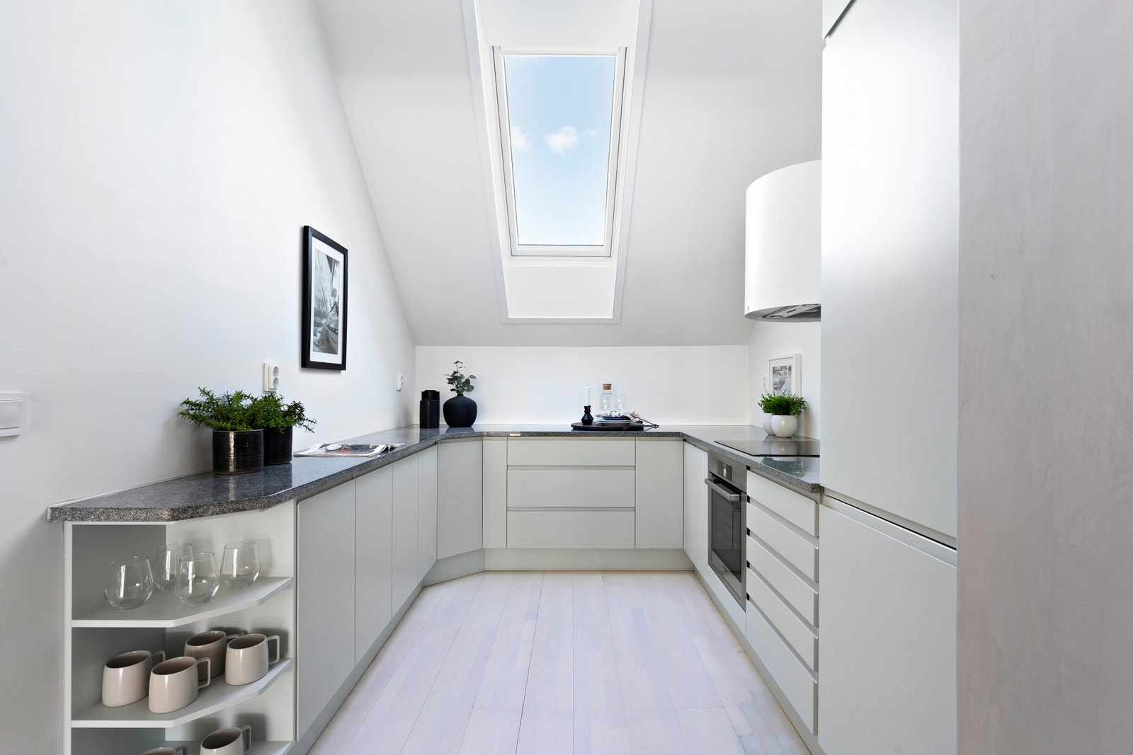 Stilrent kjøkken oppgradert i 2021. Takhøyde på opptil 3,56 meter i kjøkkensonen. Velux takvinduer fra 2019 med 3-lags glass og øvrige vindusruter i leiligheten er fra 2021. Galleribilde