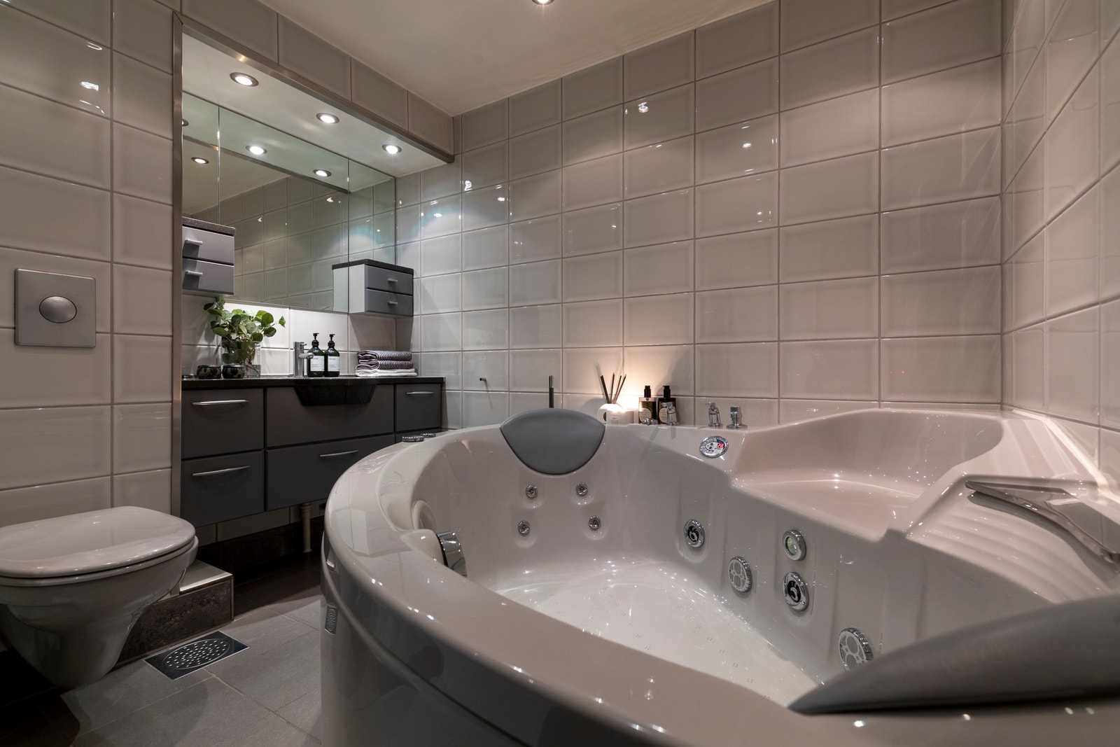 Flislagt bad med varme i gulv og downlights i himling. Galleribilde