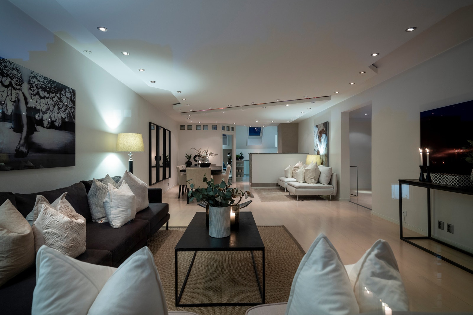 Leiligheten ligger høyt og fritt i 7. etasje (med heisadkomst) i populære Bogstadveien på Majorstuen. Galleribilde