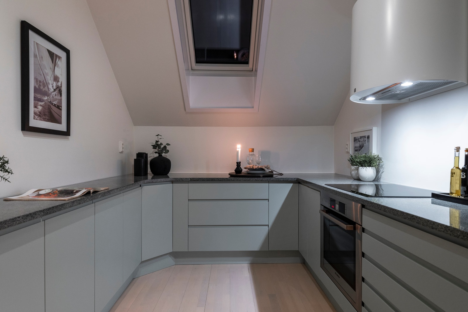 Kjøkkenet er utstyrt med integrerte hvitevarer; kjøleskap med frysedel, komfyr, oppvaskmaskin i benk, nedfelt platetopp, samt ventilator fra Røroshetta. Galleribilde