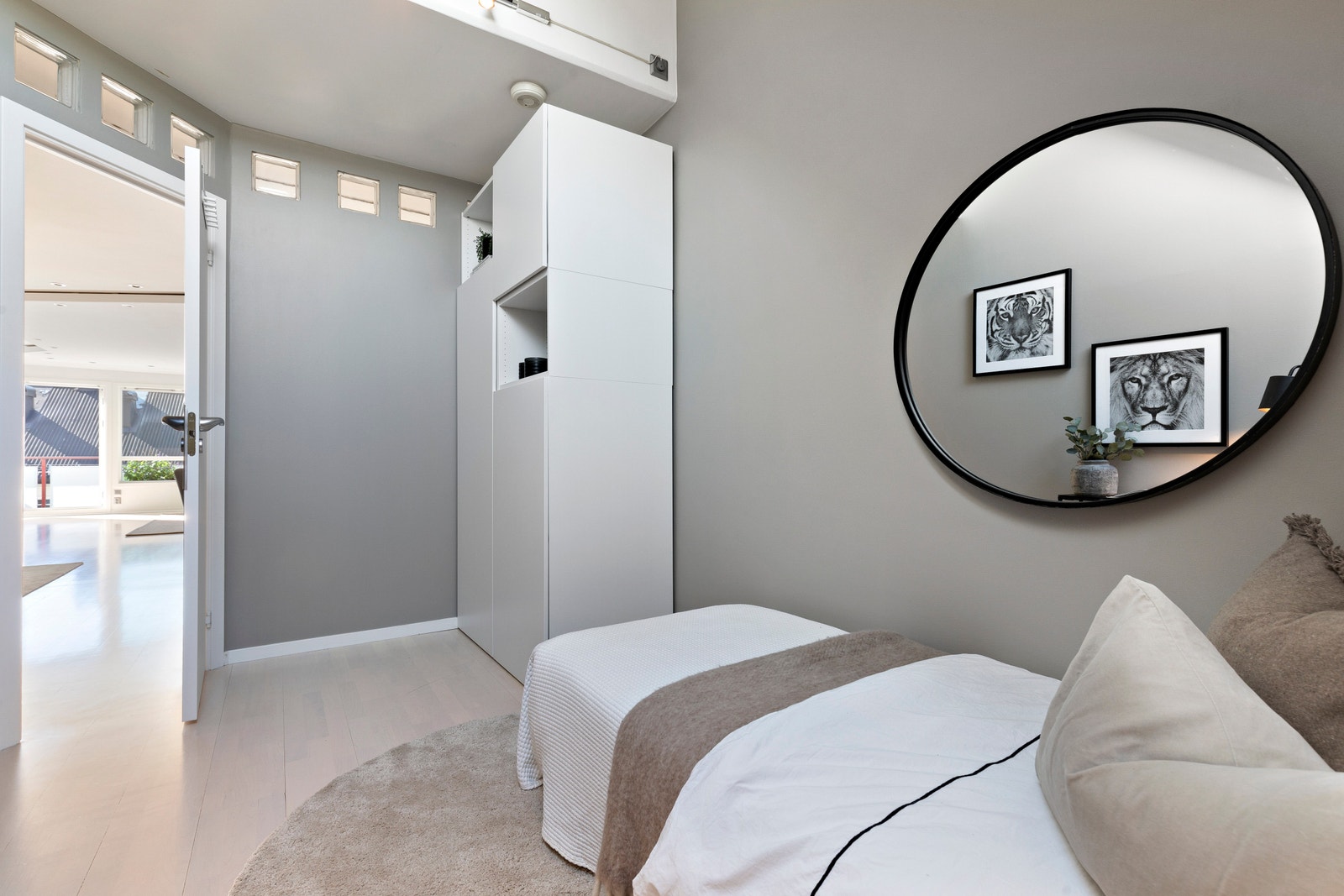 Soverom 2: God plass til stor seng, skrivepult etc. Galleribilde