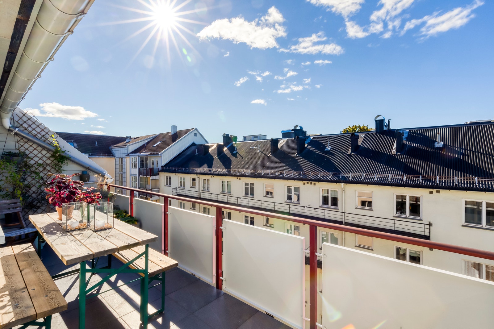 Det er både utebelysning og stikkontakt på balkongen. Galleribilde