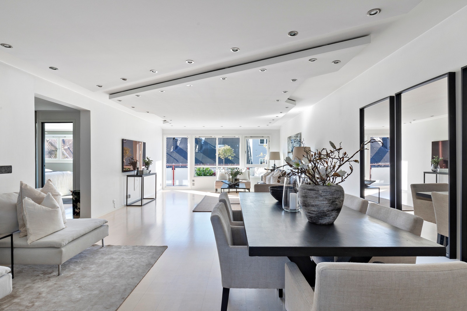 Rommet er gjennomgående til kjøkkenet, som gir svært gode lysforhold. Galleribilde