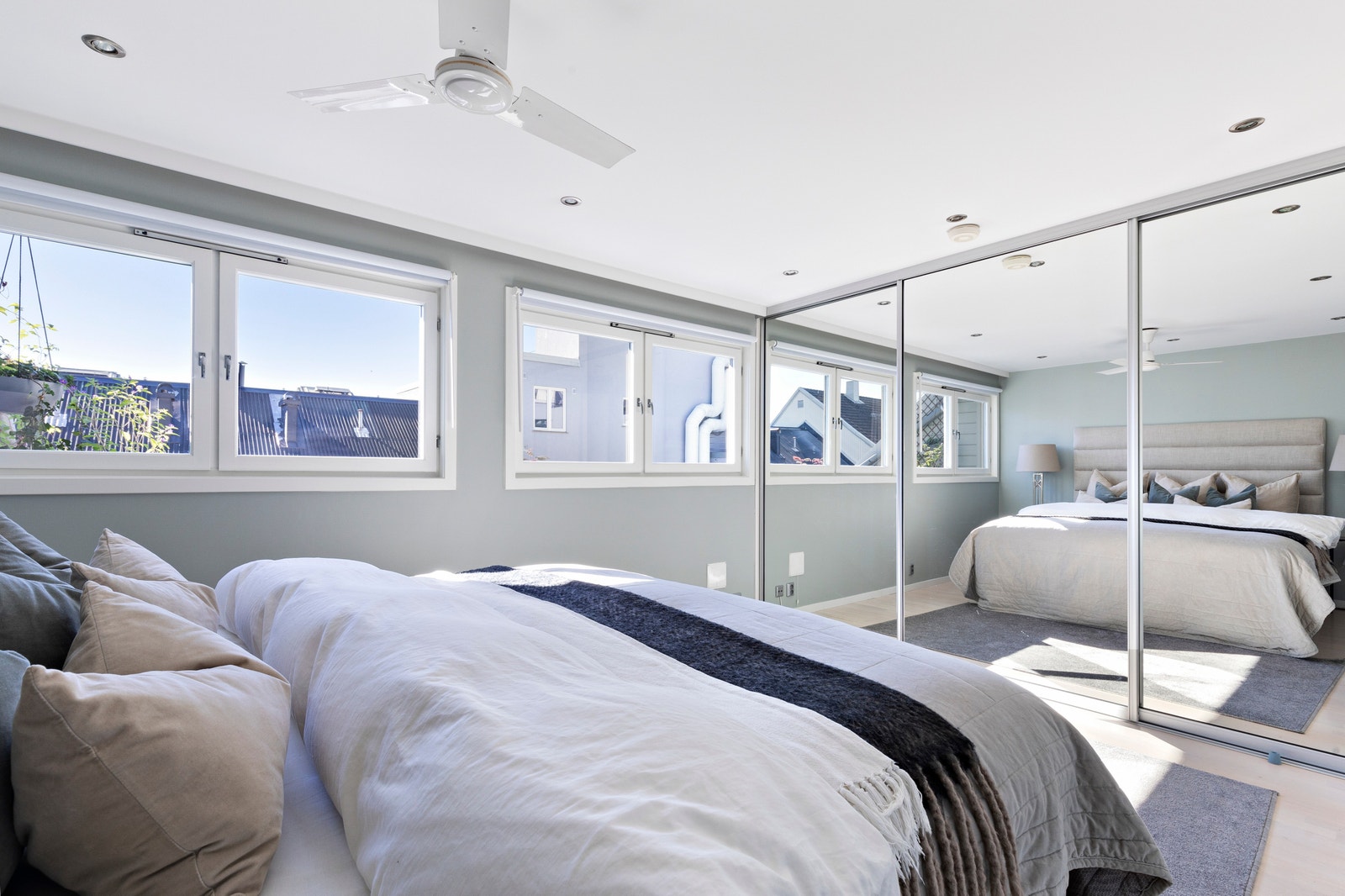 Soverom 1: Rikelig oppbevaringsplass i skyvedørsgarderobe med speilfronter. Store, fine vindusflater. Galleribilde