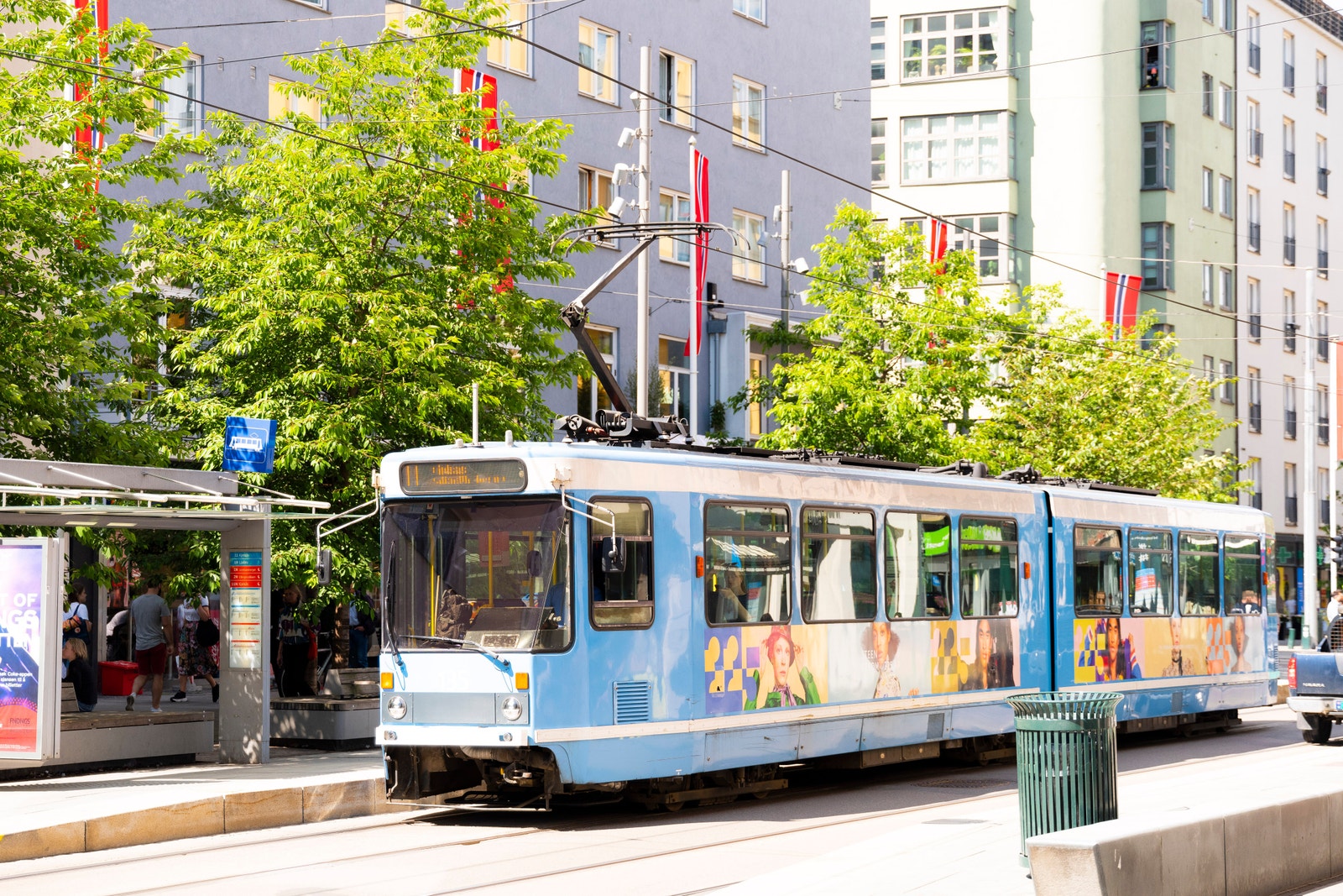 Umiddelbar nærhet til trikkestoppet Bogstadveien, samt kort vei til T-bane og bussholdeplasser. Galleribilde