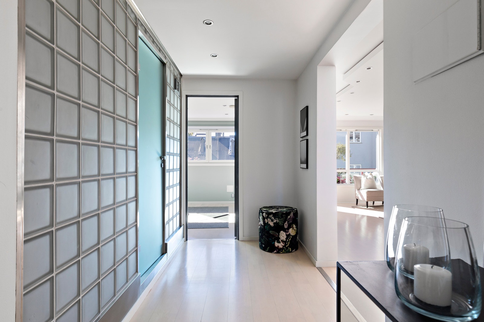 Lys og romslig entré med god plass til oppbevaringsløsninger for yttertøy og sko. Galleribilde