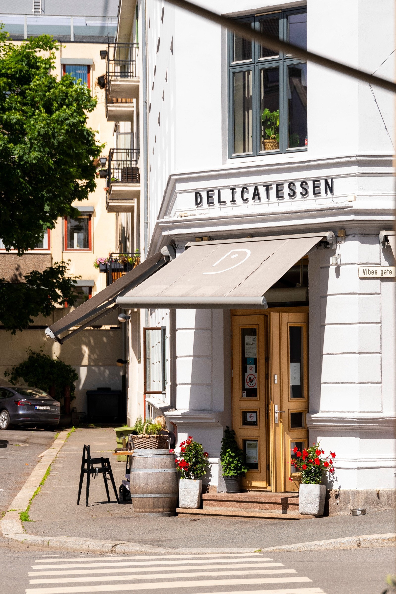 Meget attraktiv beliggenhet med nærhet til alt! Det er beboerparkering i området. Galleribilde