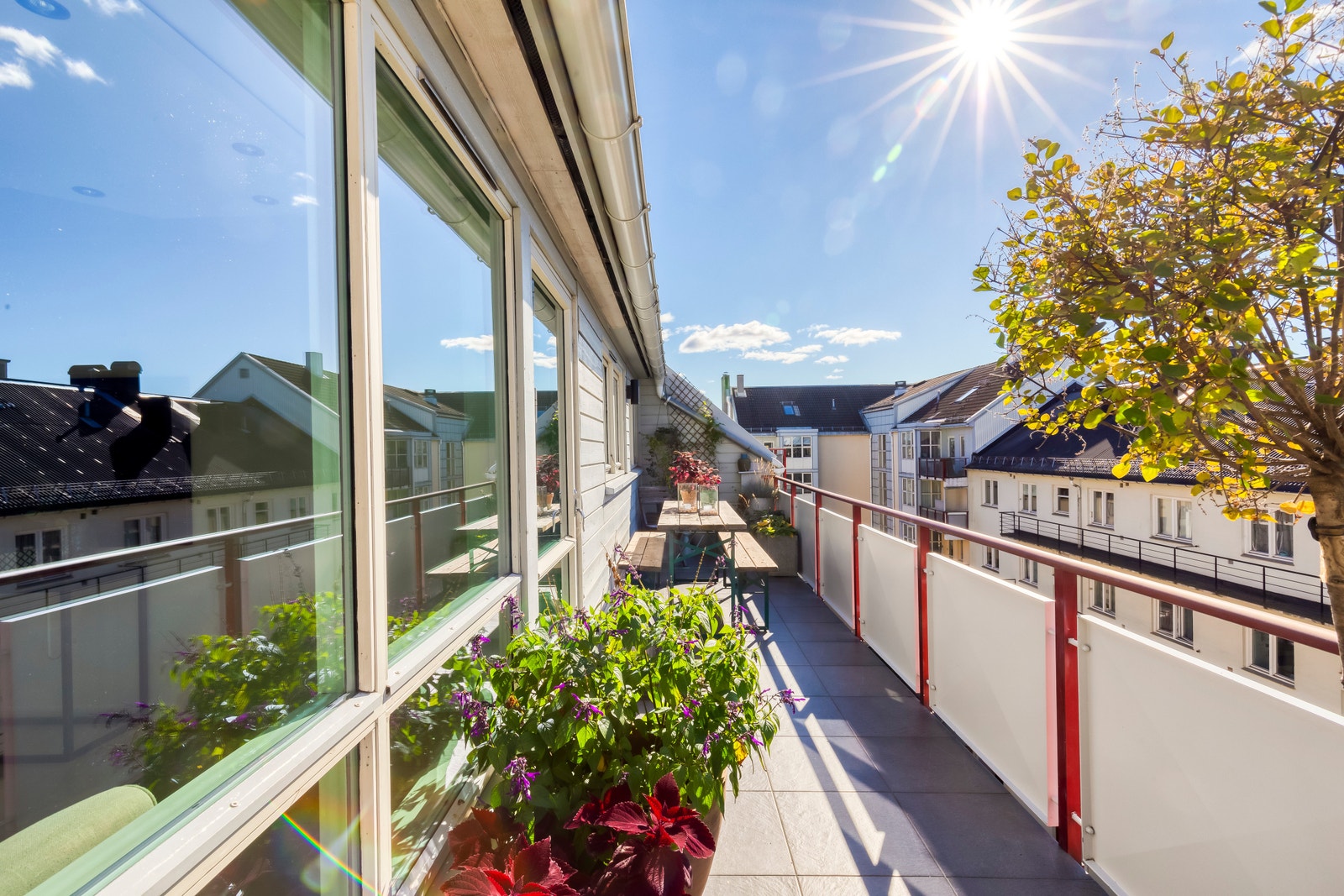 Fantastisk, sydvestvendt balkong på ca. 16 m². Supre solforhold fra ca. kl 09:00 - 21:00 i juni. Galleribilde