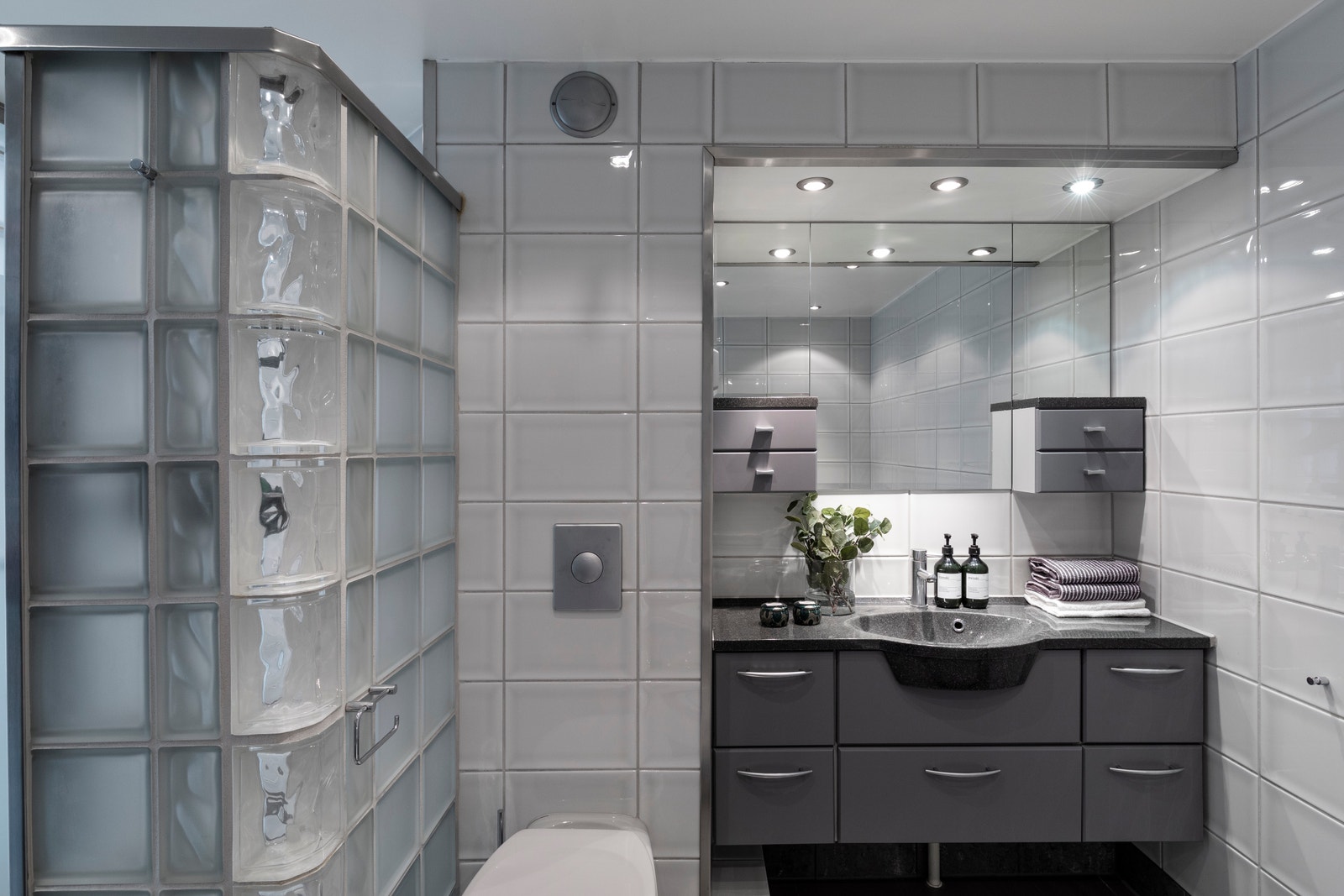 Veggmontert WC, samt opplegg for vaskemaskin på badet. Galleribilde