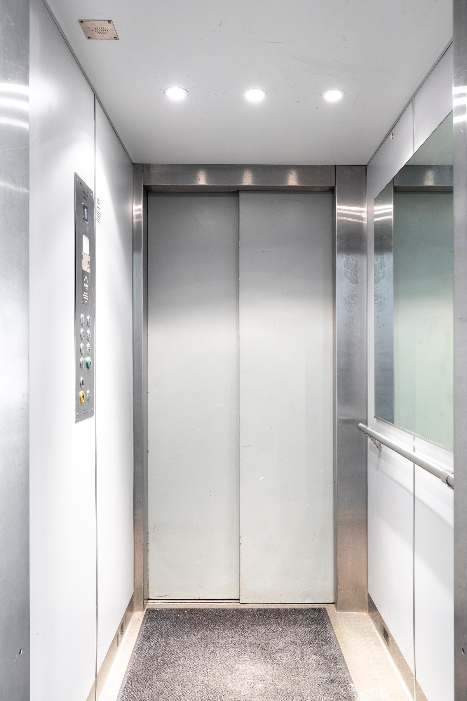 Heis til leilighetsplan, og til garasje/bod i kjeller. Galleribilde