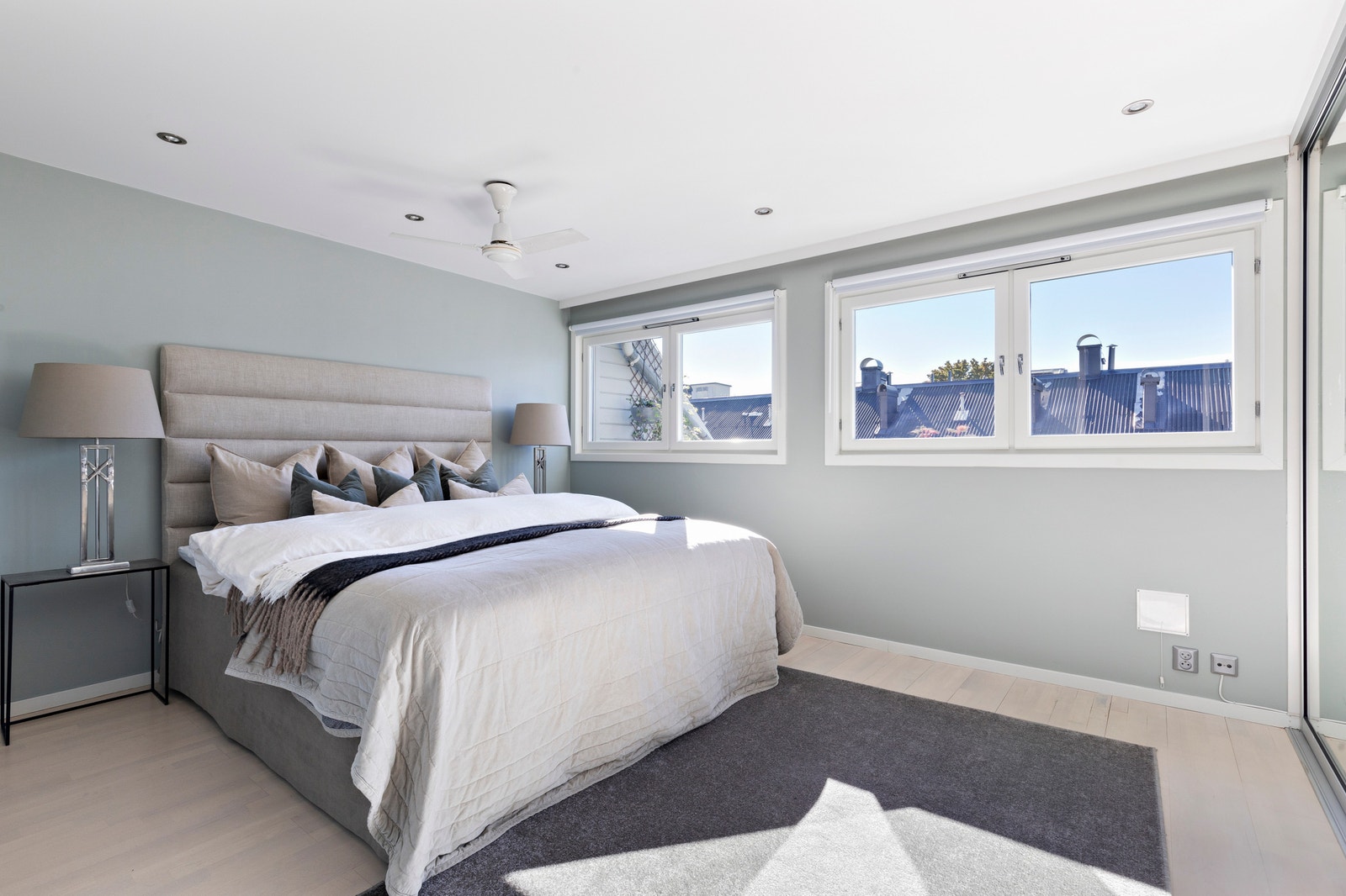 Soverom 1: Stort og luftig soverom med god plass til dobbeltseng og nattbord på hver side, samt annet ønsket møblement. Galleribilde