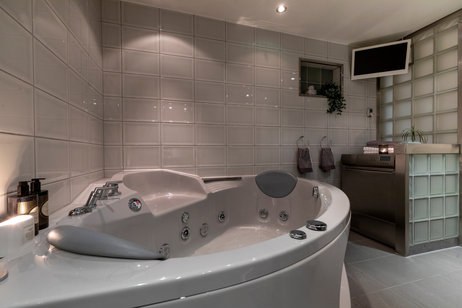 Badet har meget romslig størrelse. Vegg av glassbyggerstein mellom bad/entré. Galleribilde