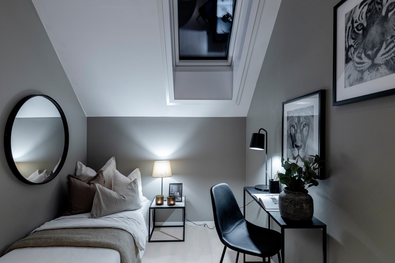 Soverom 2: Takvinduer som gir et stemningsfullt lys på kveldstid. Galleribilde