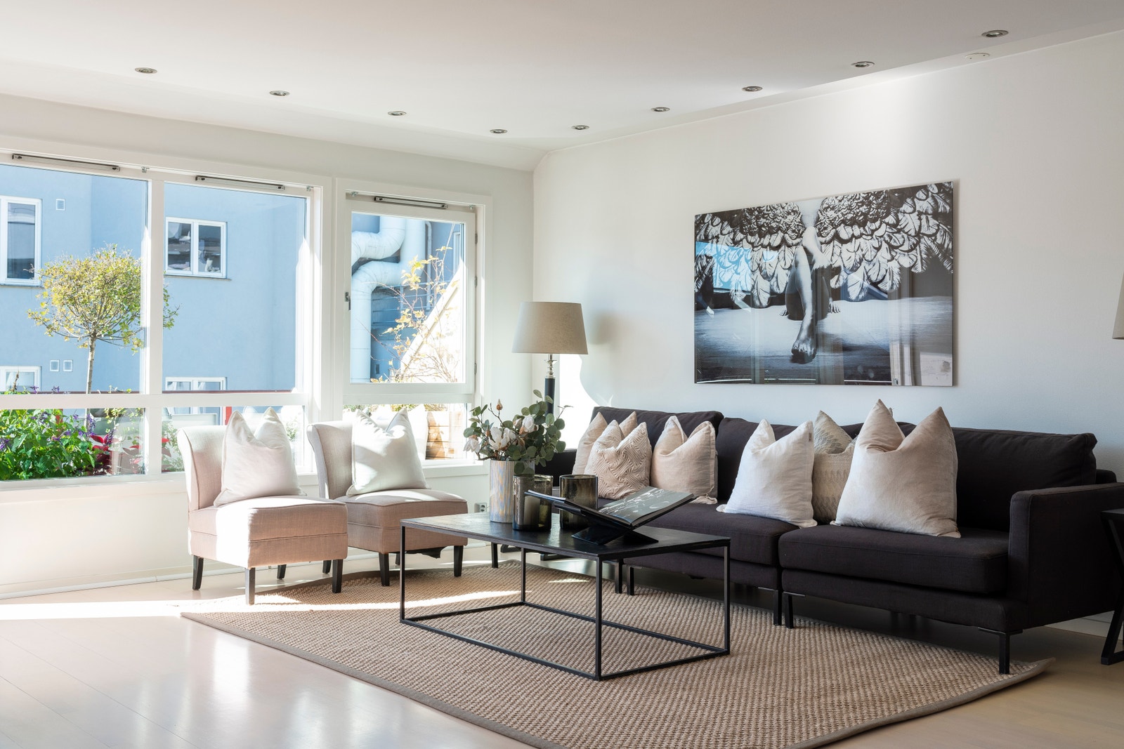 Store vindusflater og adkomst til balkongen som gjør rommet ekstra lyst og luftig. Galleribilde