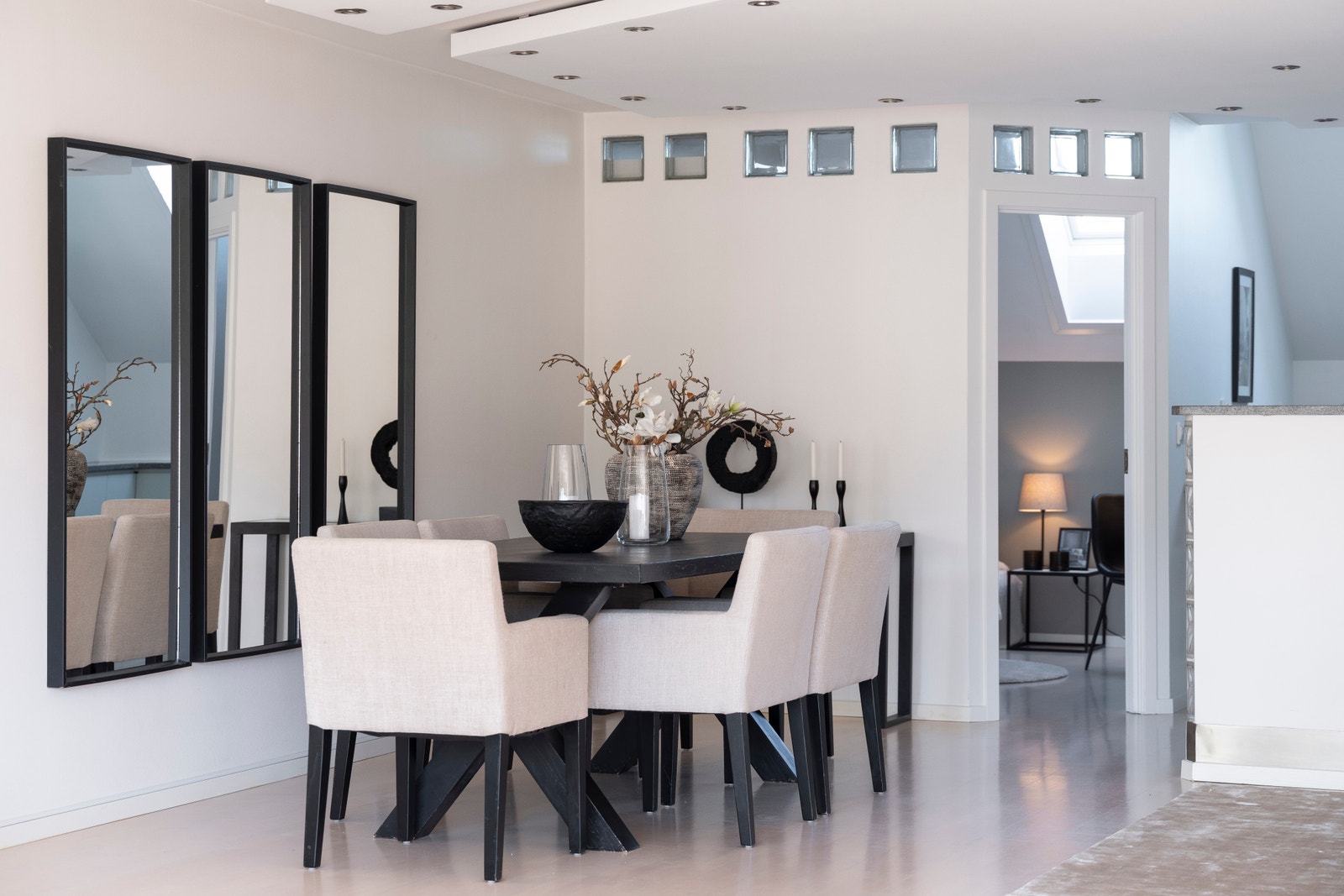 Fin sone for stort spisebord i stuen. Galleribilde