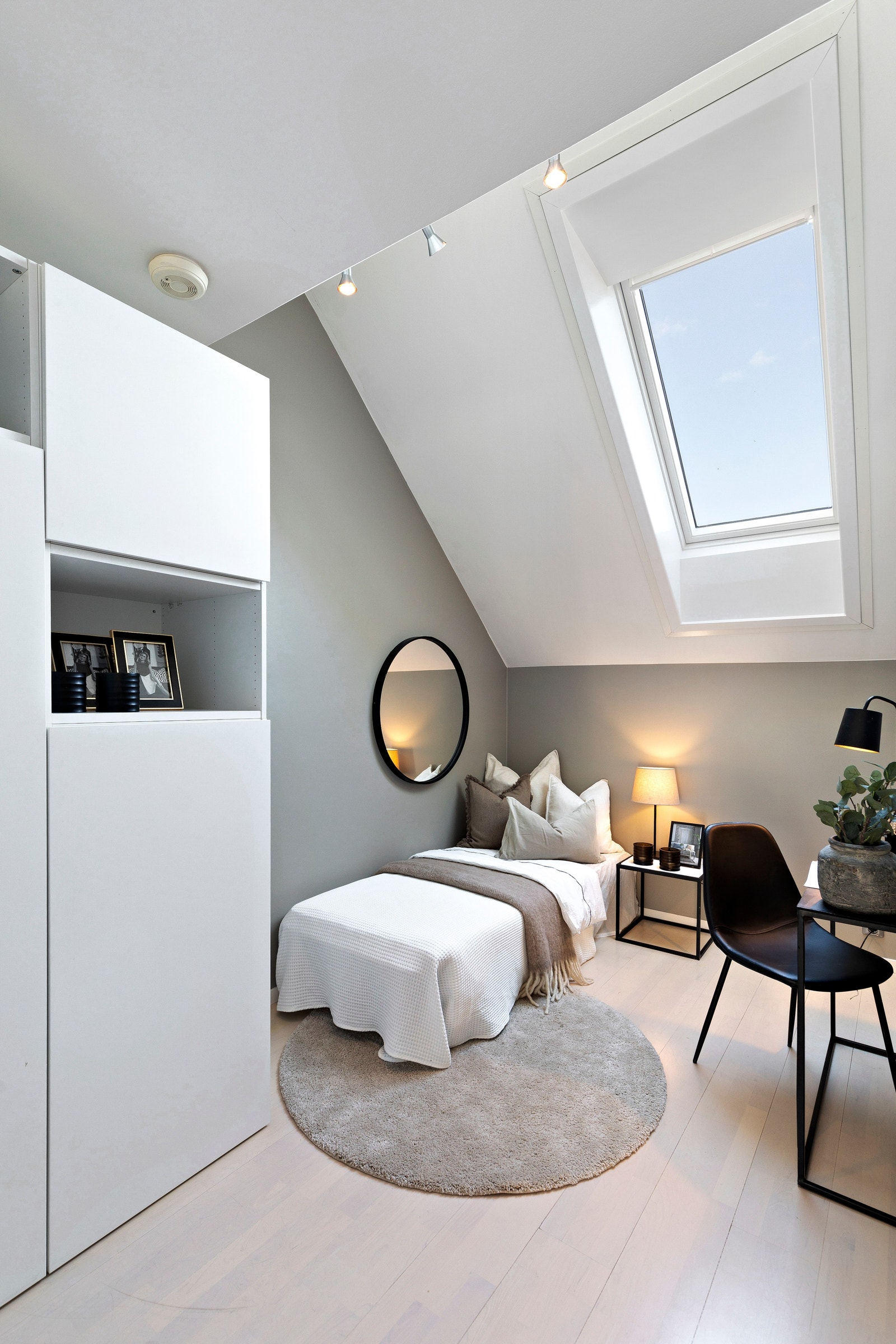 Soverom 2: God plass til stor seng, skrivepult etc. Galleribilde