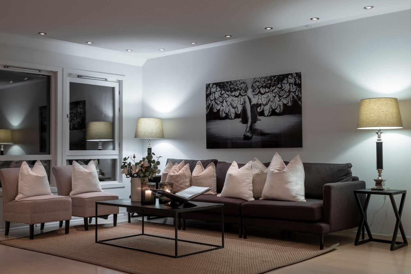 Downlights i himling i de fleste rommene. Galleribilde