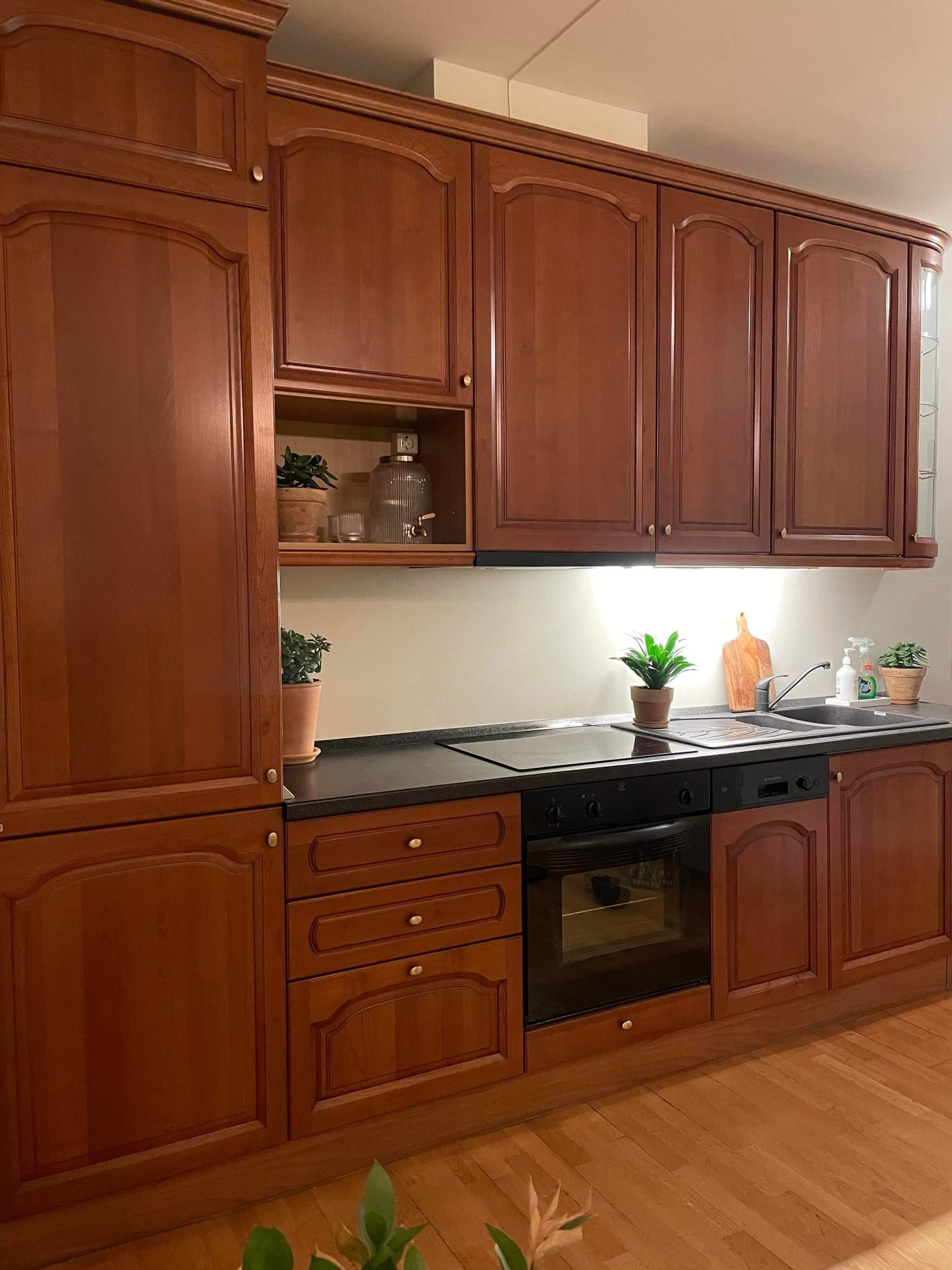 Kjøkken med alle hvitevarer Galleribilde