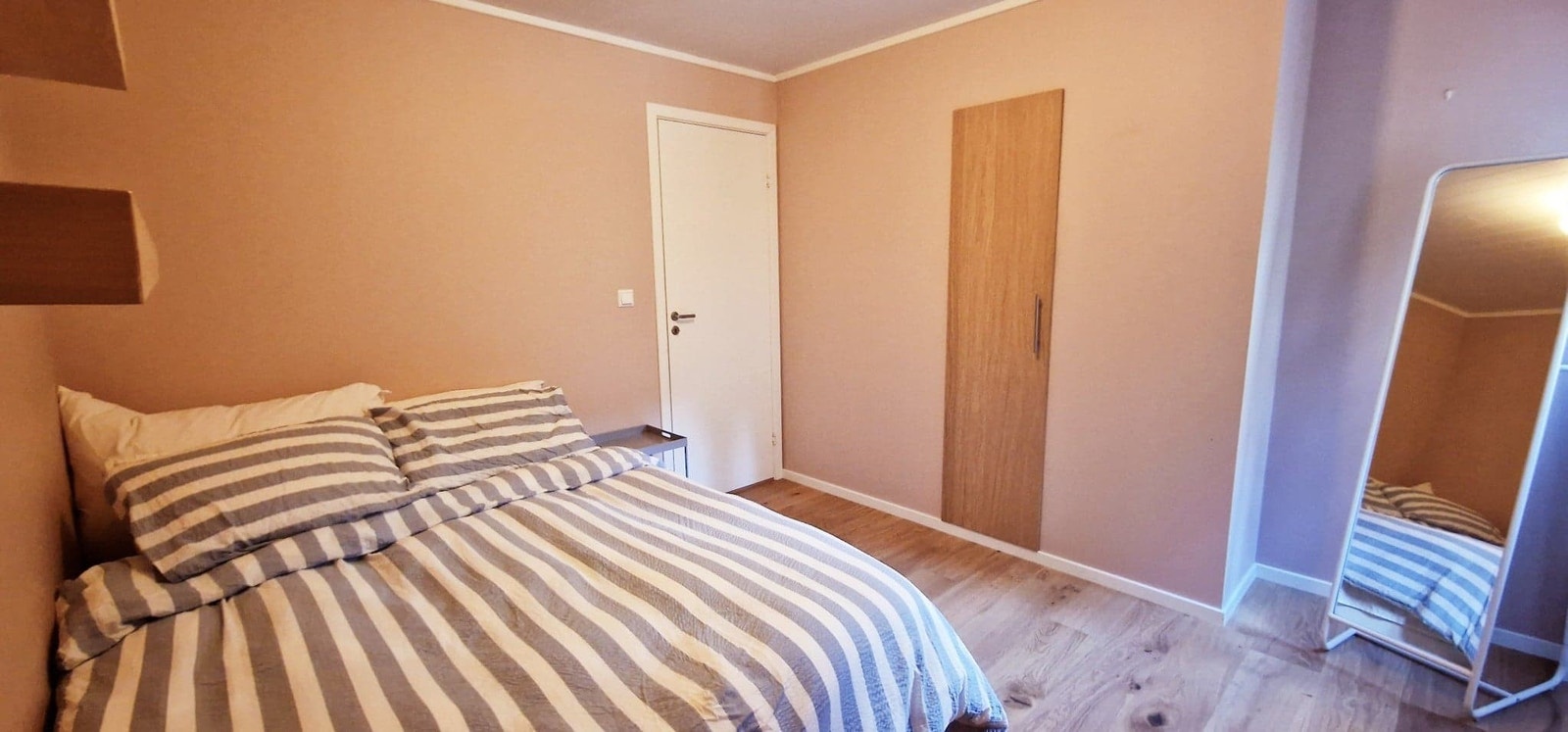 Soverom 1 romslig og pent med mulighet for oppbevaring. Galleribilde