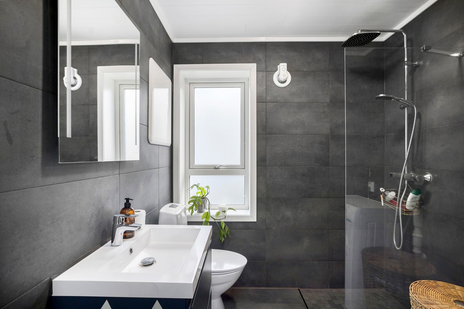 Badet har lekre fliser, gulvvarme og mekanisk avtrekk. Rommet ble bygd nytt i 2018. Galleribilde