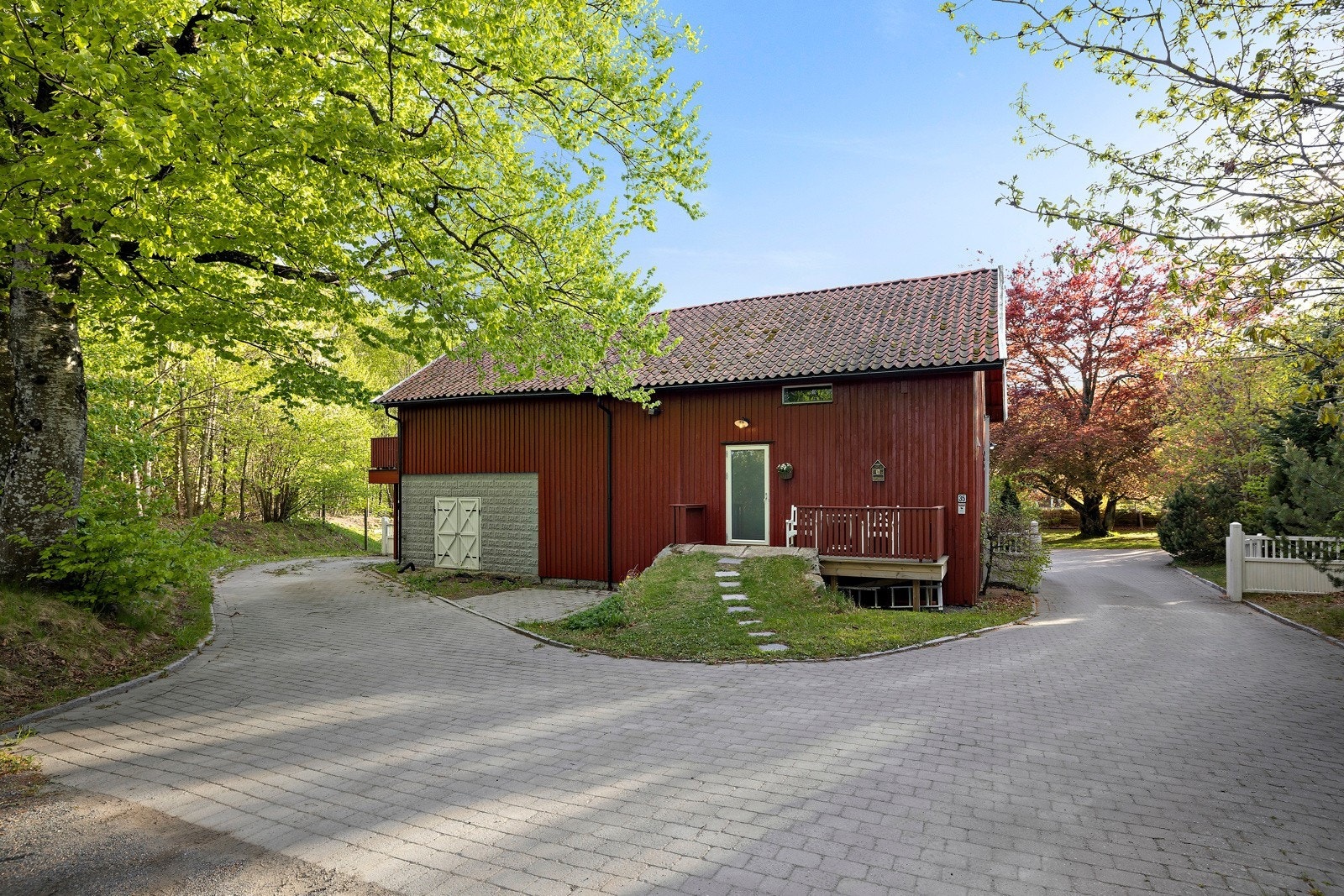 Leiligheten har egen inngang og en liten terrasse med sjøgløtt. Galleribilde