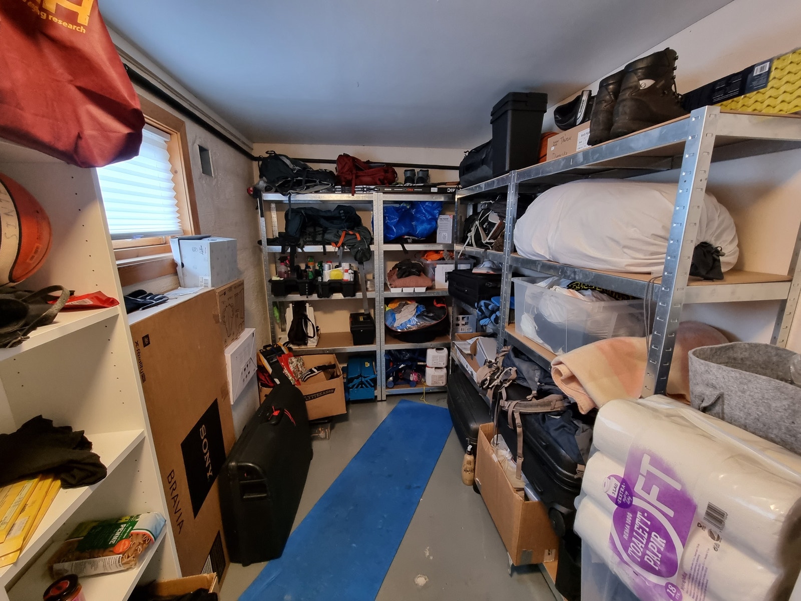 Stor lagerbod (10 m2) med fryseskap og hyller for sportsutstyr m.m. Galleribilde