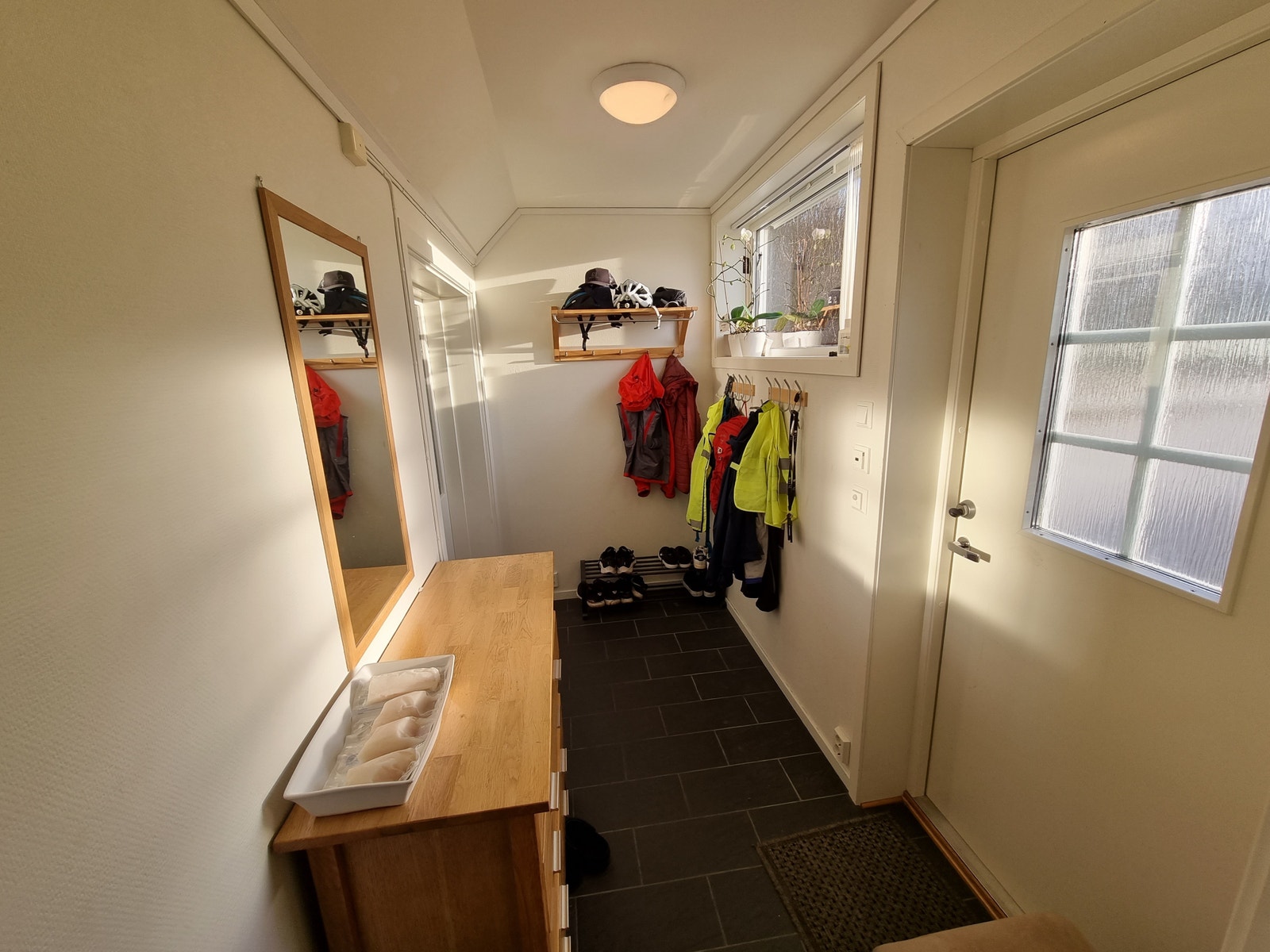 Entre med garderobehylle og kommode Galleribilde