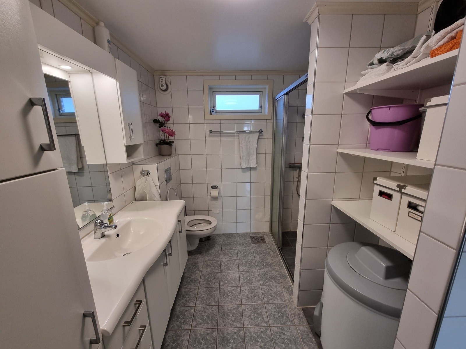 Bad, med dusj, toalett, servant og god skapplass til håndklær osv. Galleribilde