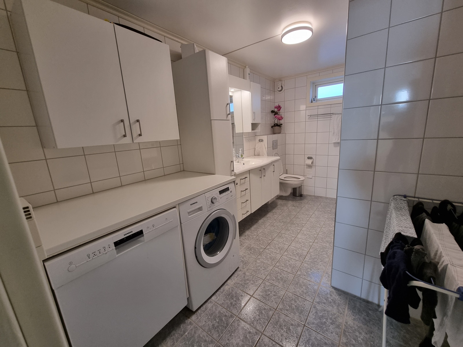 Bad, med oppvaskmaskin, vaskemaskin og skapplass Galleribilde
