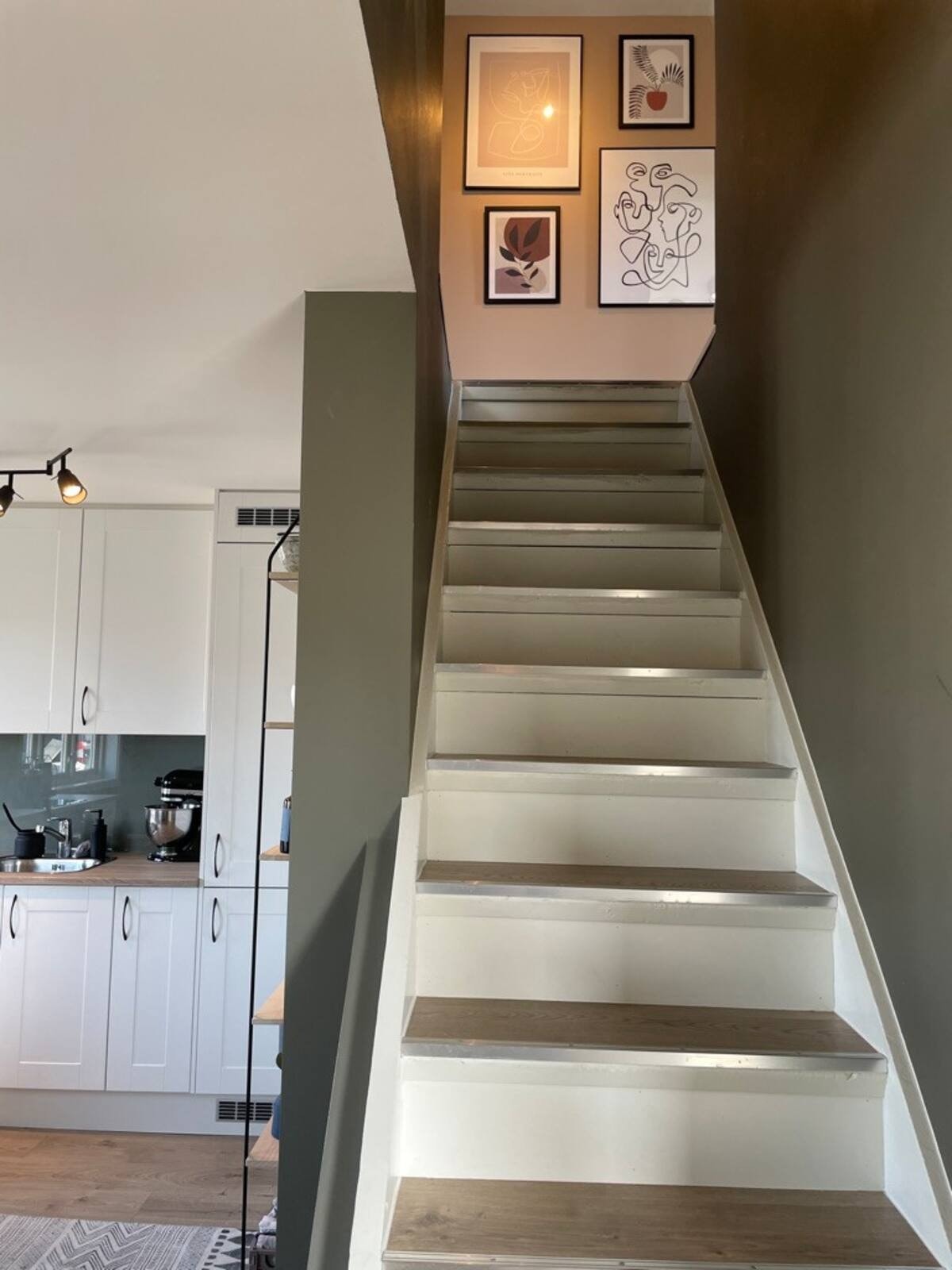 Kjøkken med trapp til 2. etasje Galleribilde