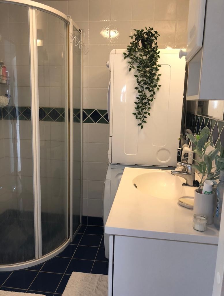 Bad med vaskemaskin og tørketrommel Galleribilde