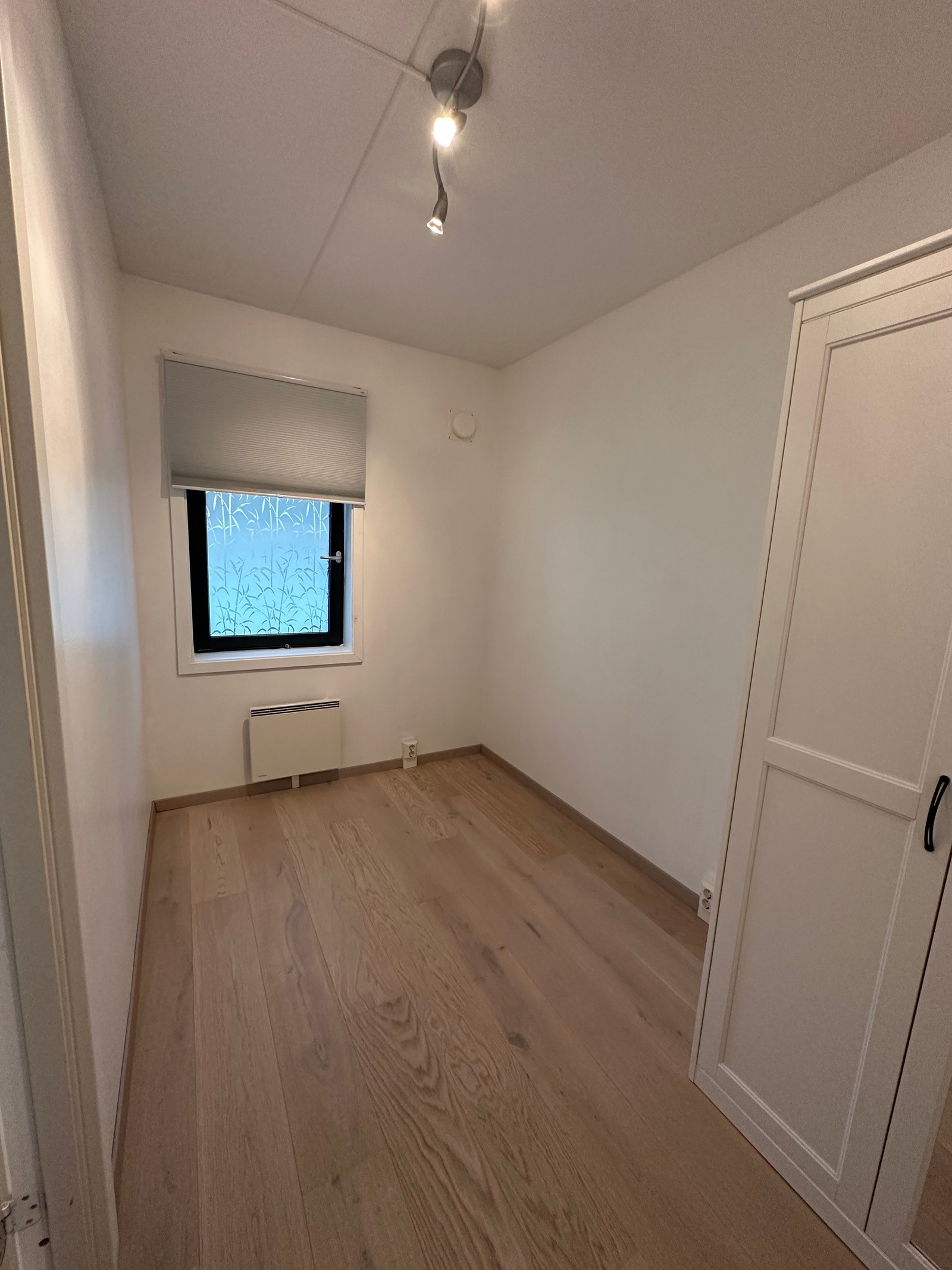Soverom 2. Medfølgende garderobeskap Galleribilde